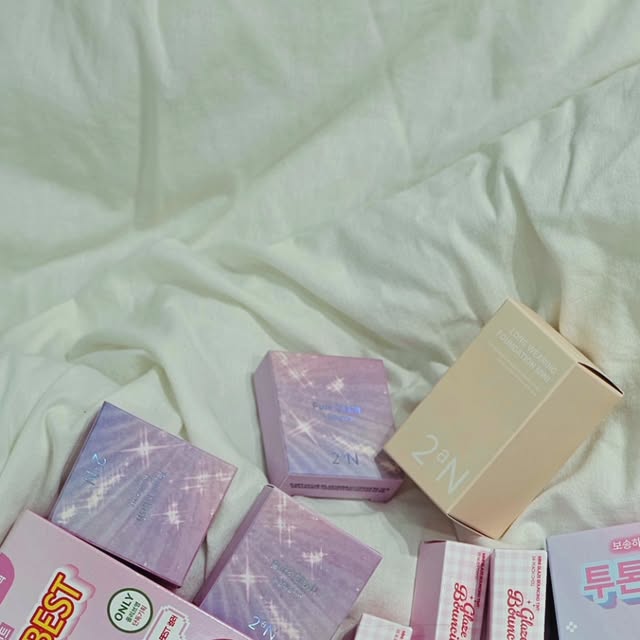 김솔이 on Instagram: "#광고 #여행준비 #투에이엔 ❕️

저 이번달에 괌여행 가잖아요💞
올영가서 여행준비 제대로 하고 왔는데용
바로 색조로 유명한 투에이엔 브랜드 제품들 싹 쓸어오기!

이번에 신제품 나왔다고 해서 바로 달려갔다 왔답니당🥨
러브 버블 컬렉션(6종) / 롱 웨어링 파운데이션(4종) / 컬러 플레이 듀얼 라이너(5종)가 8월 신제품으로 나왔는데 테스트해보니 뭐 하나 빼놓고 올 수가 없겠더라구요

색감도 예쁘고 발색도 은은하고
무엇보다 기획세트도 많아서 선물받는 기분이었어용ㅎㅎ

특히 색조맛집인 만큼 듀얼치크 제품 최고!
발색도 좋고 컬러도 다양해서 너~무 만족스럽더라구요 듀얼치크 제품 한 번 써보세요💙
하이라이터 제품들도 자연스러운 발색 최고예요🤎
올리브영에서 올영픽으로 만나보세요

#올영픽 #올리브영추천템 #올영필수템 #러브버블컬렉션 #롱웨어링파운데이션미니 #컬러플레이듀얼라이너"