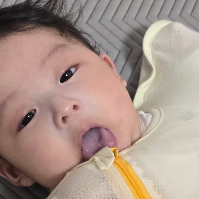 Bucket Listv on Instagram: "아직 모로반사남아 있어 잘때는 꼭 입는 스와들업
심쿵이가 입는 스와들업은 아이누오 제품으로
이중지퍼라 기저귀를 쉽게 갈수있어요
그게아니면 스와들업을 다벗겨야하는데 간편하게
갈아줄수 있으니까 심쿵이도 편해요
손톱깎아 줄때도 입히고 있는데 손만 뺄수있어요
소재가 좋고 통기성까지 높아서 요즘처럼 더울때도 걱정없어요

#광고 #스와들 #아이누오 #출산선물 #육아선물"