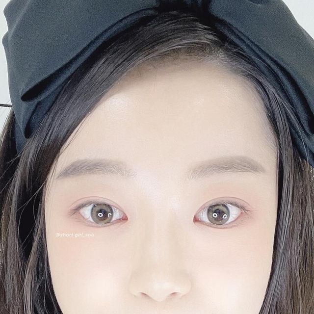 쑤🍑🐳 on Instagram: "#협찬 @doonoon_lens 두눈렌즈 
👀✨ 터치코코 브라운, 터치크림 브라운

두눈렌즈 사이트👉🏻 https://doonoon1.co.kr/
앙큼깜찍한 패키징에 심장 부여잡았능디,,💜🙊
렌즈 착용하구 나서 더 예뻐진 눈동자 미모 보고 기절🫠
그래픽 디자인이랑 오묘한 브라운 발색이 증말 예술이햐🫶🏻
자연스러우면서도 또렷하게 이쁜 미모로 맹글어주자너🪄

요리조리👀 눈 굴려봐두 훌라 현상 1도 업꾸❕
깜빡깜빡해도 이물감 느껴지거나 눈알 따가운거 업시
착용감도 수분가덕 촉촉스 편안함 백점 만점💯👏🏻

먼슬리렌즈가 원데이렌즈같은 편안함잉디 가격은 머선일🫢
제조사 기반이라 가능한❕고품질 대비 저렴한 가격❕

터치코코 브라운, 터치크림 브라운 모두 데일리렌즈로 딱🤎
터치코코는 또렷세련미✨ 터치크림은 촉촉청순미✨

#두눈렌즈 #렌즈추천 #포블로그 #데일리렌즈 #아이돌렌즈 
#브라운렌즈 #메이크업렌즈 #렌즈모델 #렌즈스타그램"