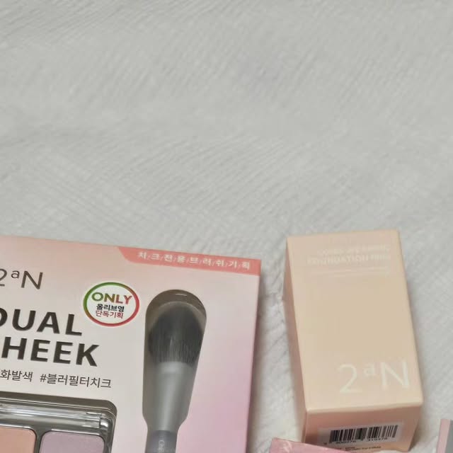 이희진 on Instagram: "#광고 #협찬
올리브영에서 요즘 핫한 투에이엔 제품을
가득 담아왔어요!!!

V 롱 웨어링 파운데이션 미니
(19페일베이지/ 20복숭아/ 21아이보리)
저는 21아이보리로 겟!!
미니 사이즈라 휴대하기 너무 좋고 
메이크업을했을때 겉돔없이 
얼굴을 탁밝혀줘서 좋았어요

V듀얼치크
컬러를 단독으로도 사용할수있고
두 가지 컬러를 믹스해서 사용할수있어
하나의 제품으로 세가지 연출이 가능하다는점!!

V 퓨어 글래시 하이라이터
전체적으로 부담스럽고 과한 반짝임이 아니라
은은하게 광이 뿜뿜 
생기있어 보여요

8월 올영픽 추천템으로 꼽히는 투에이엔
다들 올영에서 꼭 테스트해보세요 ♡

#올영픽 #올리브영추천템 #올영필수템
#퓨어글래시하이라이터
#광고 #러브버블컬렉션
#롱웨어링파운데이션미니#컬러플레이듀얼라이너"