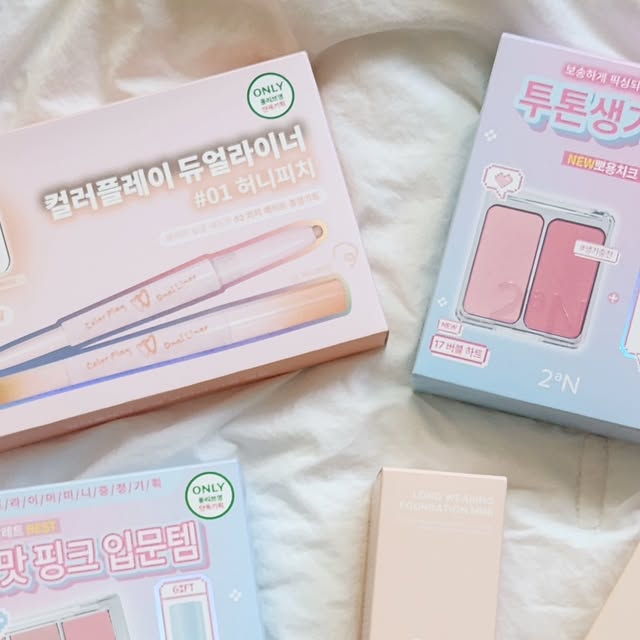 홍연 on Instagram: "#광고 이번달도 미친 #투에이엔 신상템들💕

기존에 좋아했던 듀얼치크, 쉐도우, 하이라이터 신상들은 물론
듀얼라이너, 파운데이션 신상들까지 새로운 제품군들이 나왔더라고요💕💕

투에이엔 하이라이터 광감이 미쳐
여러 컬러들 가지고 있는데
이번에 새로나온 #슈가베일 하이라이터 광이 압도적인거 있죠..?!

반짝반짝 설탕광에 고급스러운 느낌이 예술 ⭐️
포인트 주고싶을때 #프로스티
자연스러운 느낌을 원할땐 #피치빔
잘 사용해줬는데 당분간은 무조건 #투에이엔슈가베일 에만 손이 갈 것 같아요💕

투에이엔 #롱웨어링파운데이션미니 버전으로 새로 나왔는데
올리브영에서만 20 복숭아 컬러를 만나볼 수 있어요!! 🍑

제가 방문했을땐 품절이라ㅠ
21 아이보리 23 네추럴 베이지 컬러로 PICK
세미매트한 제형에 밀착력 좋고 피부표현이 넘 이쁘게 되잖아요😖
담엔 꼭 #올리브영추천템 20 복숭아 컬러도 GET 해야지 🔥🔥

원래 애교살에 쓰려고 했는데
애교살에만 쓰기 너무 아까울 정도로 컬러가 넘 이쁘고
밀착력 미친 #컬러플레이듀얼라이너 01 허니피치
그래서 전 쉐도우로도 잘 쓰고 있어요!!ㅎㅎㅎㅎㅎ

듀얼 라이너를 넘어선 투웨이 라이너 아니신지 🤭

#러브버블컬렉션 보자마자 눈길을 사로잡은
뾰용뾰용 생기있는 볼로 만들어주는 투에이엔 듀얼치크 17 버블하트 컬러에
기존 버블검 컬러보다 더 쿨하게 나와 쿨톤들한테 딱일 베러미 아이팔레트 16 버블캔디

전부 #올리브영 에서 만나볼 수 있고
이번 #올영픽 #올리브영기획세트 너무 잘 나왔으니까
#올영필수템 테스트 한번 해보세요~!!💕"