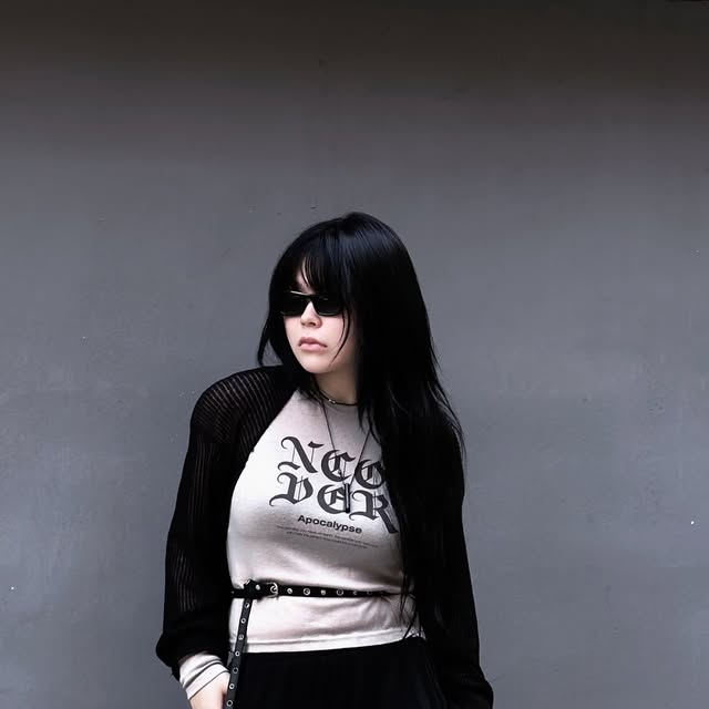핸쟝 on Instagram: "#광고 이번에 좀 색다른 금연템 발견 🔥
바로 금연 목걸이! 그냥 액세서리 같아 보여도 사실 빨대처럼 입에 물 수 있게 되어있다는 점 🗯️

뭐라도 물고 싶을 때 딱 이거 물면 돼서 담배 생각 줄이고 입 심심할 때 대체하기 딱 조음 !_!
덕분에 괜히 손 떨면서 담배 찾는 순간들이 점점 줄어드는 중.

게다가 디자인도 심플해서 데일리 코디에 매치하기 좋음. 🩶 컬러도 네가지나 있어 선택폭이 넓아 좋은듯 🙈
금연 하고 싶은데 자꾸 입이 심심해서 무너지는 사람들한테 찰떡인 패션템. 깔꼼한 디자인에 자꾸 손이가~

#니코틴목걸이 #금연파이프 #금연목걸이 #패션목걸이 #목걸이 #릭오웬스 #보니아금연파이프 #보니아"