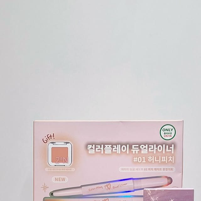 @y00660099 on Instagram: "저 진짜 큰일 났어요...!!!!! 💕
투에이엔 하이라이터만 네개 팔레트랑 치크는 두개씩 있는데
새로 나온 색감이 또 너무 예쁜 거예요
이걸 어떻게 안 사요? 결국 또 질렀어요
⠀
뽀용뽀용 아이돌도 사용하는 색조 맛집 #투에이엔
쓰다 보니 내 파우치는 다 여기꺼 🐰
⠀
⠀
💟 글레이즈 바운싱 틴트 09캔디츄
주름에 끼지않고 맑게 표현되는 틴트였어요
여기서 꿀팁 ✨
캔디츄 바르고 입술산에 듀얼라이너 베베핑크 살짝 톡톡하면 기절
⠀
💟 듀얼치크 06핑크페탈
투에이엔 치크 말해뭐해 🔥
뽀용한 메이크업 좋아하면 무조건 구매해야하는데
색이 전부 예뻐서 고르기가 힘들다는게 문제 🤣
이거 있으면 하츠하 뽀용 느낌 가능~~!!!
⠀
💟 컬러플레이 듀얼라이너 01허니피치 02핑크베베 05팝핑베리
너무너무 예뻐서 하나만 살 수 없었던 듀얼라이너
부드럽게 발리는 느낌도 정말 좋아요!!!
유지력은 다른 제품들보다 더 오래갔던거같아요 👍🏻
애교 메이크업 잘 번지시는 분들 추천드릴게요
⠀
💟 베러미 아이팔레트 버블캔디
6구에 미니미한 사이즈라 여행 다닐때 좋아요
색감도 너무 예뻐서 이미 여러개 가지고 있습니다
저는 여행갈땐 이 팔레트 하나로
아이메이크업 볼터치 음영까지 다 한답니다 🙊
⠀
💟 롱 웨어링 파운데이션 21호 아이보리
사이즈는 15ml랑 30ml가 있는데
저는 여행용으로 귀여운 15ml 겟 ⭐️
뽀송하게 톤업되면서 발림성은 너무 부드러워요
자연스럽고 깨끗한 아이보리 컬러 원하시면 추천
⠀
💟 퓨어 글래시 하이라이터 슈가베일
투에이엔 하이라이터는 버릴 색이 없어요 💕
많이 바르지 않아도 발색 최고,
모공이나 요철 부각도 없어서 애정하는 제품입니다
⠀
투에이엔 앞으로도 예쁜 제품들 기대할게요 🐰
⠀
⠀
⠀
#광고 #올영픽 #올리브영추천템 #올영필수템 #러브버블컬렉션 #롱웨어링파운데이션미니 #컬러플레이듀얼라이너
⠀"