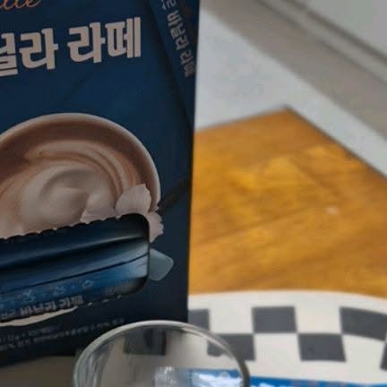 BetweenTheBar on Instagram: "#협찬 맛있는 #바닐라라떼 먹을 분 🙋‍♀️🙋‍♂️ #홈카페 #집들이선물 #사무실개업선물 로 괜찮은 #맥널티 아이브루 바닐라 라떼입니더😋🩵 우유 성분의 크리