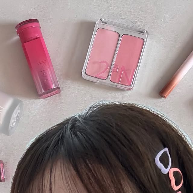 도히 ⸝⸝⸝⸝◟̆◞̆♡ on Instagram: "#광고

투에이엔 @2an_official 올영픽 떴다~🫒
올리브영 @oliveyoung_official 8월 올영PICK❤️
웜톤 쿨톤 다 잘 어울리는 템들 모아모아 구매해왔어요!

롱웨어링 파운데이션은 올리브영한정 20호로 구매했는데 피부이 착 감기면서 환해져서 너무 좋더라구요✨

색조는 말해뭐해,, 아이돌처럼 뽀용한 컬러감은 투에이엔🫶🏻
블러셔 발색이 진짜 좋아요👉🏻👈🏻

듀얼라이너로 애교살도 완성하고, 압도적인 캔디광 글레이즈 바운싱틴트까지🫢🌈

지금 구매하면 받을 수 있는 하트헤어핀과 타투스티커도 놓치지 말기,,,✨

#올영픽#올리브영추천템#올영필수템#러브버블컬렉션#롱웨어링파운데이션미니#컬러플레이듀얼라이너"