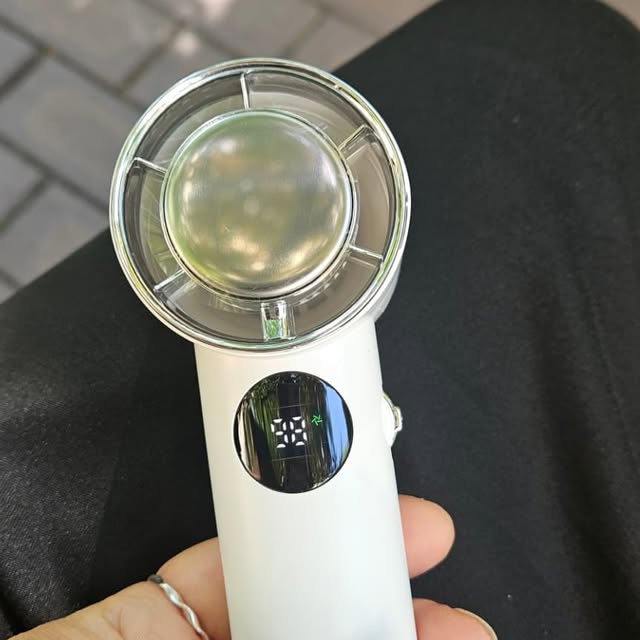 kim ji hyun on Instagram: "#광고
6월인데 벌써 이렇게 덥다니 ㅠㅠ 
이제 손에 하나씩 핸드선풍기 들고 다니는게 우리가족들 일상이 되어버렸는데요.

✅ SMIRIA GXZ-F63 선풍기는 헤어드라이어급 초강력 풍량을 자랑하는 5엽날개 냉각 손풍기 에어컨이에요

✅  송풍X냉각2 W냉감을 느낄수있는 음이온기능이 들어있는 100단계 조절되는 원터치 냉각 손풍기 에어컨이고, 컴팩트하게 휴대할수 있어 언제든 시원하게 더위를 식힐수 있어요

✅ C타입 충전방식으로 100%충전시 30H연속사용 가능하고, 저소음이라서 부담없이 쓰기좋아요

✅  SMIRIA 냉각 손풍기 에어컨은 초고속 파워풍량으로 미세한 풍속 컨드롤이 가능해서 더욱 자유로벡 사용할수 있어요

✅송풍모드 최대 30시간 연속사용
송풍+냉각모드 최대 4시간 연속사용

 📌 2025년 6월 16일 15:00 ~ 23:00
쿠팡 한정수량 200개!
 정가 39,900원 → 초특가 (자세한 가격은 쿠팡에서 확인해주세요)

@smiria_official

https://www.coupang.com/vp/products/8707617184?vendorItemId=92283287488

#SMIRIA선풍기 #손선풍기 #한정특가 #쿠팡이벤트 #무선냉각선풍기#냉각선풍기#휴대용선풍기#미니휴대용선풍기#선풍기 #선풍기추전 #캠핑용선풍기 #충전식선풍기"