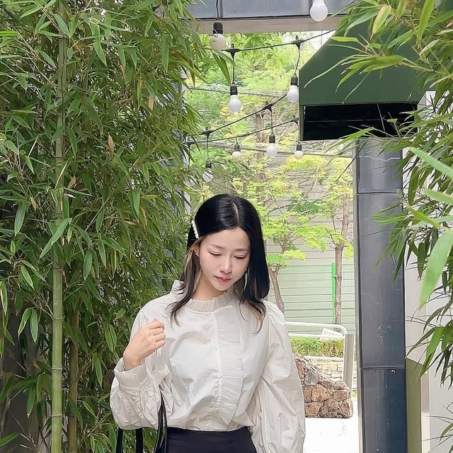 네이버 상위1프로 리뷰어 🥇 god_taeri on Instagram: "#광고 르무통 @LeMouton

”르무통 스위트 발편한 울 플랫 메리제인 슈즈 “

고무스트랩(히든밴드), 공식몰에서는 사이즈 교환 무료로 가능 장점: 발을 감싸주는 느낌, 발 뒤꿈치와 발볼이 편함, 가벼운 무게에 놀라실거예요.

-  신어본 메리제인 중 편안하고 가볍고 예뻐서 자주신게되요
-  메리노울을 활용하여 개발한 원단 HI-TEX로 맨발로 신어도 부드럽고 편해요 (피부 닿는 느낌이 포근, 편안함)
-  심플한 형태의 메리제인 슈즈로 고민하지 않아도 되는 멀티 코디 슈즈입니다.
-  히든밴드&조절 가능 스트랩으로 편의성을 높인 디테일
1- 폐 타이어를 활용한 인솔 등 자연친화적 소재 사용
-  공식몰 교환/반품 무료(공식홈페이지, 공식 운영 스마트스토어)
-  피로감이 안느껴지고 오래 신은듯 편안함 > 타사 메리제인도 신어 봤는데 역시 르무통이 레전드로 피로감이 덜하고 길들임 없이 편안해요.
-  발볼이 넓고, 발등이 높은 편이더라도 메리노 울의 신축성으로 쉐입이 예뻐서 스커트에는 사랑스럽게 바지에는 편안하게 연출가능했습니다

르무통 고마워요~🩵

#르무통 #메리제인 #편한여성구두 #발편한구두 #데일리코디 #데일리슈즈 #편한신발 #여자구두 #여자신발 #여자편한신발 #여지구두추천"
