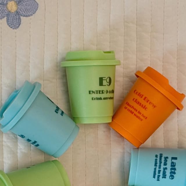 뽀아맘 석아영 | 귀염둥이 남매 육아일상🐻🐰 on Instagram: "#협찬 ☕️
얼음물에도 깨끗이 녹는
엔터나인 커피로 모닝커피 했어요🤍

휴대하기 편해서 언제 어디서나
개봉해서 넣으면 맛있는 커피를 먹을수 있는데,
패키지도 귀엽고 예뻐서 선물용으로도
딱 좋은 엔터나인커피✨

최상급 아라비카 원두를 사용해서
더 고소하고 맛있답니다☕️

🏷️Thanks to @enter9coffee 

#콜드브루 #엔터나인커피 #홈카페 #아이스커피"