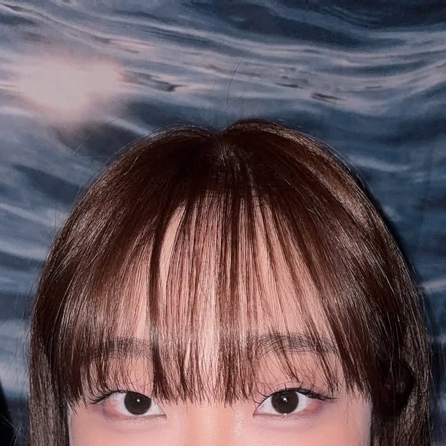 예린 on Instagram: "#광고⠀
⠀
글로우:업 바이 비욘드 3탄 출시 !⠀
글로우업 바이 비욘드는 이마트 전용, 갓성비 안티에이징 화장품으로 지치고 당기는 피부에 촘촘 영양 충전과 탄탄한 영양케어를 동시에 할 수 있는 제품입니다 ◡̈ ⠀
⠀
✨영양장벽 Ux3 볼륨샷 컨센트레이트 ⠀
⠀
용량 : 15ml / 가격 : 4,950원⠀
쌀알보다 작은 3개의 마사지볼이 롤링되며 눈가, 광대밑, 턱 피부를 마사지 할 수 있어요! (광대밑 피부 처짐 6.9% 개선*) 저는 평소 눈밑에 대한 고민이 많아서 제품을 다양하게 사용해보았는데요😢 3볼에서 내용물이 토출 되어 손에 안묻고, 처진피부케어를 할 수 있어서 좋더라고요. 피부에 너무 자극을 주면 안될 것 같아서 딱 좋았던 제품입니다!⠀
⠀
✨영양장벽 크림 ⠀
⠀
용량 : 50ml / 가격 : 4,950원⠀
120시간* 강력 보습! 윤기X영양X장벽을 모두 케어해주는 올케어 안티에이징 크림입니다! (999ppm프로틴**함유) 세라마이드 함유로 윤기,영양,장벽케어 올케어 안티에이징 크림입니다! 메이크업 전에 사용해도 베이스가 밀리지 않아서 좋았습니다! ⠀
⠀
*엘리드 / 2025.6.25~7.25 / 23명⠀
**하이드롤라이즈드식물성단백질⠀
⠀
✨ 전국 이마트 및 SSG 온라인몰에서 구매 가능합니다!!⠀
⠀
#글로우업바이비욘드 #영양장벽 #쓰리볼볼륨샷#가성비화장품 #오직이마트에서만 #ssg"