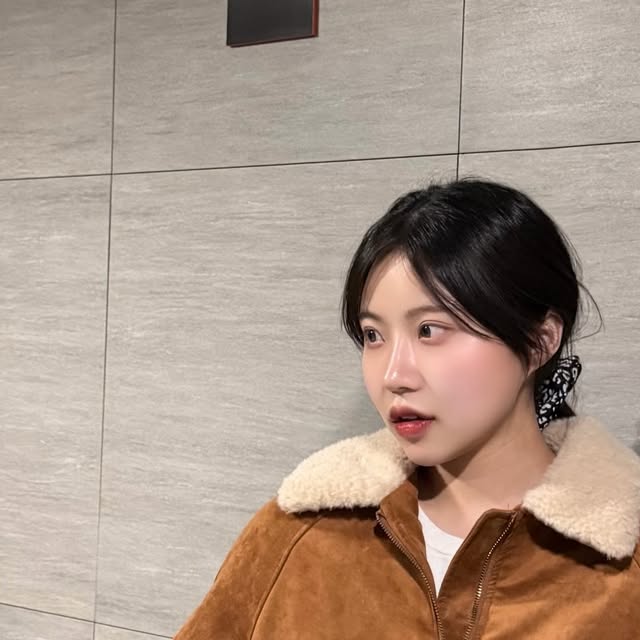 예은 on Instagram: "#협찬 . . . 색도 이쁘구 부드럽고 따뜻한 무스탕❤️"
