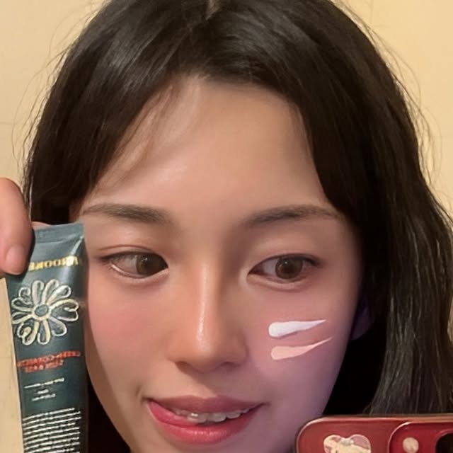 송아 on Instagram: "@brookesia_official #광고 
”스킨 인핸서 메이크업“을 지향하는 뷰티 브랜드 [브루케시아]가 이번에 올리브영 온라인몰에 입점했어요!✨👏👏👏

습하고 더운 요즘 덧발라도 들뜨거나 밀림 없이 수정 화장이 가능한 선베이스 2종!
[브루케시아] 브리즈핏 톤업 선베이스☀️, 그린 코렉팅 선베이스🌿

한 손에 들어오는 이쁜 패키지에 작고 가벼워 늘 가방에 넣어 다니며 수정 화장할 때 사용해요👜

✔️습하고 더운 날씨 땀에도 강하고 보송한 마무리
✔️끈적임 없이 올인원(톤업+메이크업 베이스+선크림) 파데프리 선크림
=▶브리즈핏 톤업 선베이스◀

✔️화장 전 울긋불긋 홍조와 붉은기 톤 보정
✔️피부 열감으로 백탁 현상 없이 촉촉하고 시원한 수딩 선크림
=▶그린 코렉팅 선베이스◀

7월 6일 올리브영 오특에서 브루케시아 선베이스 2종 = 30% 할인!
7월 7일 ~ 13일까지 브루케시아 선베이스 2종 25% 할인과 쫀쫀 말랑 멜로우 듀베 퍼드 2P 증정!

7월 6일 올영 온라인몰에서 만나요~"