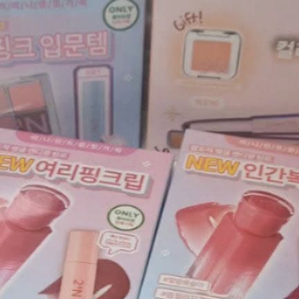 김희진 on Instagram: "#광고 #협찬

🎀 For light & Bright ⋰˚☆ 🎀
하츠투하츠 × 투에이엔 컬렉션🍑

✨ 롱 웨어링 파운데이션 [미니] (15ml SPF30 / PA++)
20호 복숭아 → 뽀얀 아기피부 톤업 파운데이션💖
올리브영 단독 / 파우치에 쏙 들어가는 미니사이즈

✨ 퓨어 글래시 하이라이터 
맑고 투명하게 차오르는 핑크광✨
물먹 글래시 광채로 화사하게!

✨ 듀얼치크
– 16 핑크텐션: 생기톡톡 아이시한 퓨어 핑크
– 17 버블하트: 통통튀는 뽀용한 팝핑크
미세블러파우더로 보정한 듯 뽀용한 아이돌 치크🍑

✨ 컬러 플레이 듀얼라이너 (01 허니피치)
3mm 슬림 음영라이너 + 5mm 펄라이너✨
애교살 & 음영 올인원으로 눈매 또렷하게!👁

✨ 베러미 아이팔레트 (16 버블캔디)
글리터, 쉬머, 매트펄, 매트까지!
하나의 팔레트에서 즐기는 다채로운 텍스처💫

✨ 글레이즈 바운싱 틴트
쫀쫀하게 밀착, 극강의 탱글 캔디광💋
– 15 피치버블 / 16 슈가버블

헤어핀부터 섀도우, 틴트, 아이프라이머까지🎁
귀여움+실속 다 담은 단독기획! 
지금 바로 올리브영에서 만나요🍑💖 ˖࣪｡･:*:･ﾟ★,｡･:*:･ﾟ☆ 

#올영픽#올리브영추천템#올영필수템#러브버블컬렉션#롱웨어링파운데이션미니#컬러플레이듀얼라이너"