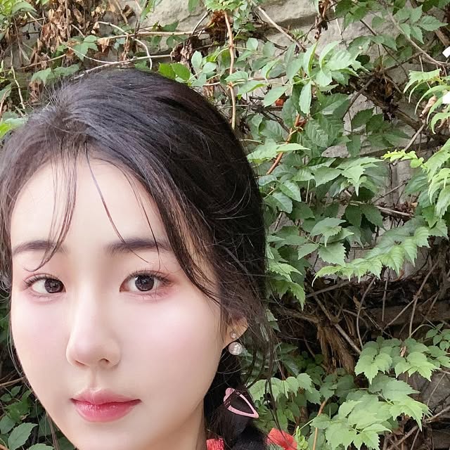전경화 on Instagram: "#광고 @2an_official 🍑

요즘 제 화장대 최애템들은 전부 #2an 
데일리 메이크업부터 방송 풀메까지, 이제는 2aN 없으면 안 돼요!૮  ´͈ ᗜ `͈ ა♡
피부는 뽀송하게, 컬러는 사랑스럽게 🫧
특히 러브버블 컬렉션은 친구들이 뭐 썼냐고 꼭 물어보는 찐템이라서 자신 있게 추천해요🤍.☘︎ ݁˖

메이크업이 오래가면서도 화사하고 뽀용하게 표현돼서
요즘 매일 매일 애정하는 중 ♡ ‧₊˚ ⋅

𓊆ྀི My Pick 𓊇ྀི

🍑투명하고 맑은~ 롱 웨어링 파운데이션 미니 20호 복숭아
(with 워터픽스 메이크업 퍼프)

🍬핑크빛 사랑스러움! 베러 미 아이팔레트 16 버블 캔디

💕아이돌 뽀용템! 듀얼 치크 16 핑크 텐션

✨투명하게 차오르는 광! 퓨어 글래시 하이라이터 N01 슈가 베일

💄탱글광! 글레이시 바운싱 틴트
05 버블리 & 09 캔디츄 & 15 피치 버블 & 16 슈가 버블

🐰아이돌 애굣살! 컬러 플레이 듀얼 라이너 
03 타로버니 & 04 로지 캔디 & 05 팝핑 베리

#올영픽 #올리브영추천템 #올영필수템 #러브버블컬렉션 #롱웨어링파운데이션미니 #컬러플레이듀얼라이너 #투에이엔 #여름메이크업"