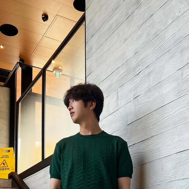 아리까리그란데 on Instagram: "#광고
요즘 제 데일리룩을 책임지고 있는 교복템 소개해 드려요.🤎 보자마자 오묘하고 빈티지한 컬러감에 반해버린 니트인데요.
바로 패션브랜드 아이러니포르노화이트라인 제품이에요!
밋밋할 수 있는 기본 니트에 위트 있는 지그재그 라인 포인트가 들어가 하나만 툭 걸쳐도 전혀 심심하지 않은 느낌이 정말 매력적이더라고요.
베이직한 라운드넥 디자인이라 어떤 얼굴형에도 찰떡같이 어울리고, 데님, 슬랙스, 스커트 등 어디에나 쉽게 코디할 수 있어 활용도 만점! 👍
꾸민 듯 안 꾸민 듯, 은은한 포인트가 되는 ’꾸안꾸룩‘의 정석이랄까요? 과하지 않으면서도 스타일리시한 무드를 연출하고 싶을 때 강력 추천해요.
여러분도 이 감성적인 니트로 올여름 데일리룩을 완성해 보세요! ✨
🏷️ 아이러니포르노화이트라인
86-IROJ051 지그재그 패턴 라운드 반팔 니트

#아이러니포르노#아이러니포르노화이트라인#IRONYPORNO#IRONYPORNOWHITELINE#반팔#Knitwear#니트#니트반팔#여름니트#니트추천"