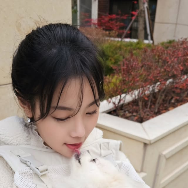 강남자취몽 / 자취일상 (24) on Instagram: "#광고 🐶 꽁냥꽁냥제이 강아지 앞가방 🐶

베라가 뒤로 매는 UFO 가방이나 크로스백을 너무 불편해해서 앞으로 매는 꽁냥꽁냥제이 가방으로 바꾸어 줬어요!
앞가방이여서 외출 할 때 베라와 편안하게 소통, 교감하기 쉽네요!  아무래도 주인 얼굴 보고 있으니 더 안정 되나봐요. 얼굴 빼꼼 낼 수 있으니 너무 귀엽죠 🐶❣️

그것뿐만 아니라 수납공간도 많아서 하네스, 배변봉투, 진드기기피제 등등 여러개 챙겨서 외출하기도 좋아요 
가방 자체도 가벼워서 우리 뚱땡이가 들어가도 무리 없답니다. 색도 베이지색이라 어느 옷에도 잘 어울려용
디테일이 너무 매력적인 애견 가방 추천드려요🩷

#꽁냥꽁냥제이#강아지앞가방#강아지산책가방#강아지이동가방#강아지백팩#고양이이동장#고양이캐리어"