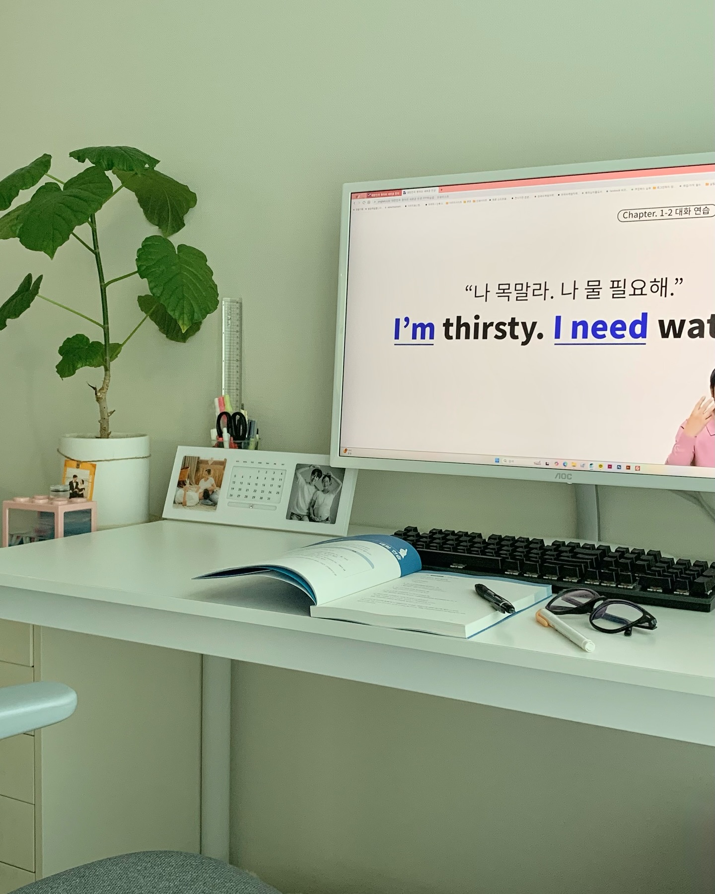 #협찬 
졸업하고 영어 쓸 일 없는 직종에 종사하면서 저는 영어를 완전히 까먹었습니다?🥹 자연스럽게 영어로 대화하던 나... 어디갔지... 역시 언어는 계속 사용하지 않으면 녹이 슬게 되나봐요(˃̣̣̣̣︿˂̣̣̣̣ )

쑝쑝이가 배속에 있을 때부터 영어동화로 태교를 해주고 태어나서는 영어동요를 불러주고있는데, 저도 뭔가 일상에서 자연스럽게 영어 사용을 해서 쑝쑝이에게 엄마표 영어를 해주고싶은 욕심이 생기더라구요? 그래서 그동안 미뤄두었던 영어공부를 잉글리스트로 드디어 시작하게 되었어요❤️‍🔥

제가 많고 많은 강의들 중 잉글리스트를 선택한 건 유튜브 영상으류 본 설명이 핵심을 콕콕 짚어주셔서 정규과정도 들어보고싶어졌기때문이에요! 괜히 복잡하거나 일상에서 잘 쓰이지 않는 예문 대신 실제로 쓰이는 영어 위주로 말하는 방법을 알려주니까 효과적이고 영어를 더욱 쉽게 배울 수 있는 잉글리스트 ✏️📚✨

솔직히 우리나라 사람들 영어로 대화하려고하면 문법부터 머릿속에 빙글빙글 돌잖아요? 그런 낡은 교육 방식 이제는 타파해야 자연스럽게 영어 할 수 있다구요( •̀∀•́ )✧

강의는 1년 과정과 6개월 과정이 있구, 1년 과정은 기초부터 고급 리스닝 훈련까지 모두 배울 수 있어서 이민과 유학 준비 등 영어회화 사용 비중이 높은 분들에게 추천하고 기초부터 중급과정까지의 회화코스인 6개월 과정은 1년 기간이 부담스럽거나 생활영어회화를 배우고싶은 분들에게 추천해요! 물론 두 과정 모두 같은 강의로 구성만 다르답니다:)

요즘 쑝쑝이를 돌보면서 아이패드로 앱 다운 받아서 강의를 보기도 하고 자투리 시간을 이용해서 열심히 강의를 듣고있는데, 진짜 잉글리스트 지수영 강사님 만나고 입에서 자연스럽게 영어가 나와서 너무너무 신기해요🫣💫📖

오랜만에 하는 영어공부라 그런가 더 재미도 있고 의지도 불타오르고🔥! 쑝쑝이에게 부끄럽지 않은 부지런한 엄마가 되서 쑝쑝이가 더욱 자연스럽게 영어를 접할 수 있도록 도와줘야겠어요😇
.
.
#성인영어 #성인영어회화 #영어인강 #영어공부 #잉글리스트