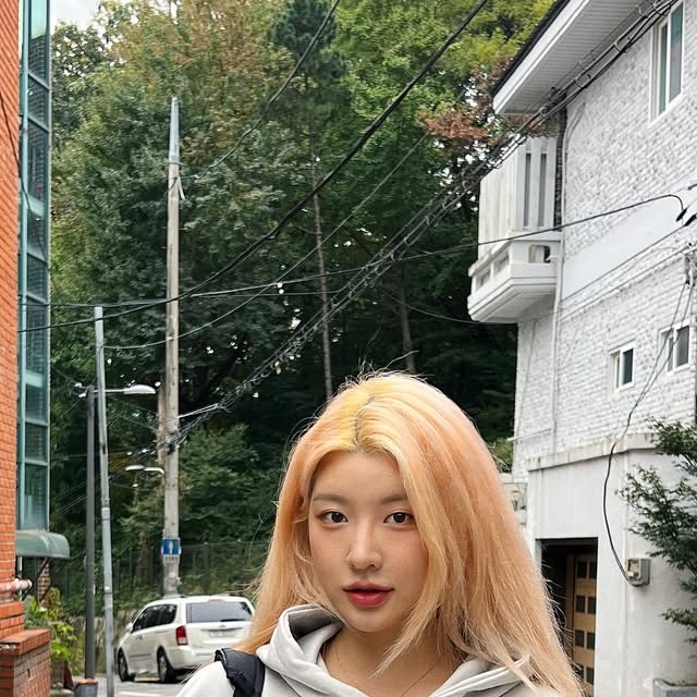 혜찡🌸 on Instagram: "핑크토끼가 귀여웠던 오버핏후드🤍

@adlv_official 
#아크메드라비 #ADLV #acmedelavie"