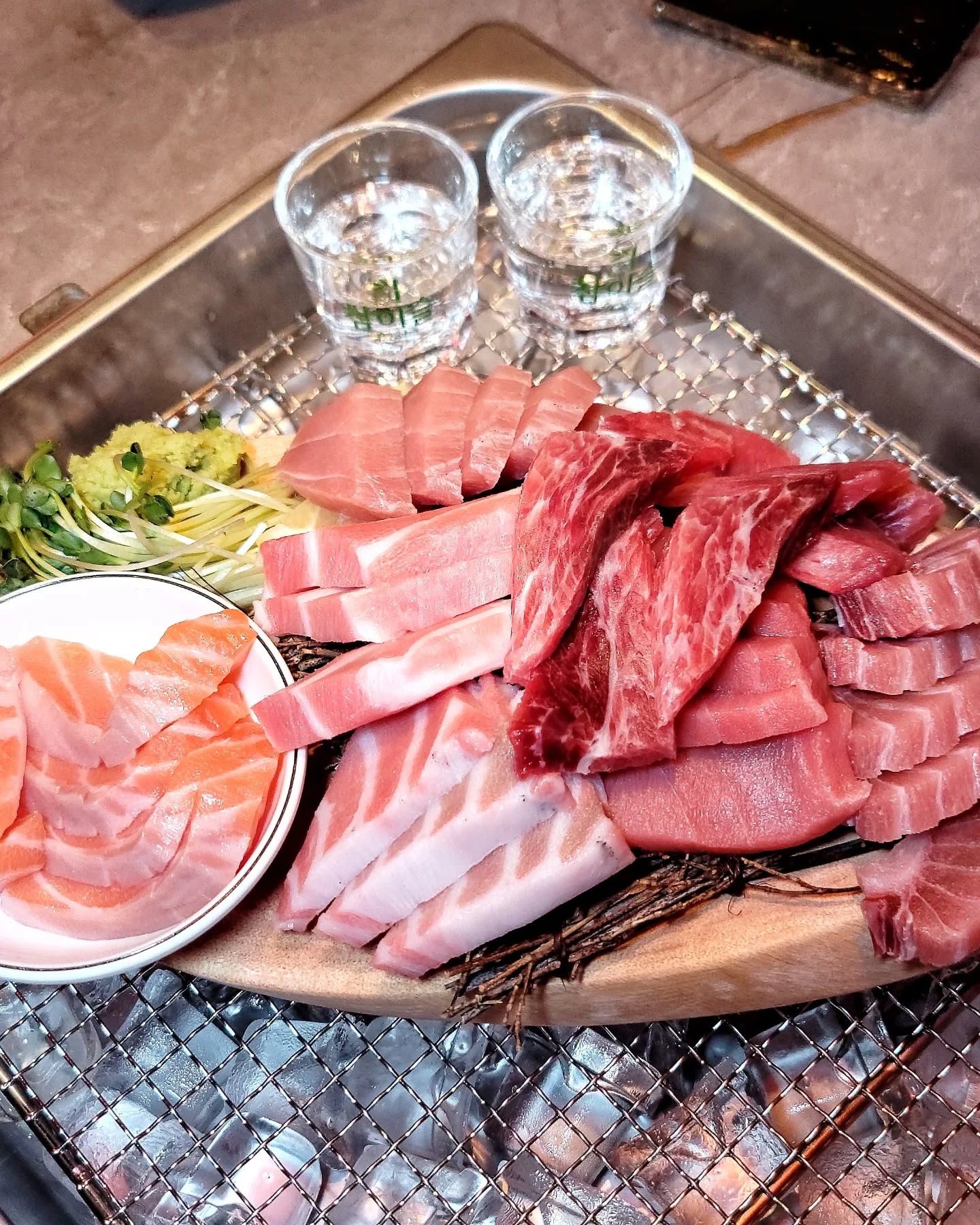 #협찬

다랭이 참치주막 전주안골점🐟 

📍 전북 전주시 덕진구 팽나무4길 12-1 
🕰 17:00 - 02:00 
  월요일 휴무
☎  0507-1337-1353

🍴 로또 1등 참치 한판(2인) 56,000원

✔ 만수르 참치 한판 인운대로 주문시 오마카세 회 한접시 서비스
✔네이버리뷰 이벤트-음료, 새우튀김, 쥐포, 타코와사비 중 택1

🐟 참치 모든 부위를 취급하는 참치 전문 매장 다랭이 참치주막 전주안골점에 다녀왔어요.

🐟 개별름, 단체룸, 대형스크린까지 모두 갖춰서 데이트, 모임으로 가기 좋아요. 

🐟 기본으로 스프, 김치전, 샐러드, 된장국 등이 나와 입맛을 돋우기 딱이었어요.

🐟 테이블 가운데에 얼음트레이를 넣어주기 때문에 먹는 내내 신선하게 즐길 수 있었어요.

🐟 로또 1등 참치한판은 생연어, 완도산대광어, 눈다랑어 뱃살, 한우생고기, 생새우회, 참다랑어대뱃살, 중뱃살, 날개가마살 등 좋아하는 부위를 골라 나만의 오마카세를 구성할 수 있어요.

🐟 참치를 내 주시면서 각 부위에 대한 설명도 해주세요.

🐟 참치의 고급부위인 참다랑어 대뱃살은 먹는 순간 입에서 사르르 녹아 없어지더라구요.

🐟 참다랑어 대뱃살은 배꼽근처에 있는 부위로 꼬들한 식감이 맛있었어요.

🐟 뱃살 부위는 도톰한데도 입에서 녹는 느낌이 들 정도로 부드러웠어요.

🐟 참다랑어 뽈살은 참치 머리에서 나오는 귀한 부위로 쫀득하고 쫄깃한 식감이에요.

🐟 다양한 부위를 찬찬히 음미하며 본연의 맛을 느낄 수 있어서 좋았어요. 

🐟 서비스로 주신 고구마튀김은 따끈 달달 고소했어요. 서비스도 챙겨주시는 인심 후한 곳!

🐟 참치의 고급부위를 맛있고 신선하게 즐길 수 있는 곳으로 참치러버들은 꼭 가보세요.

#전주맛집 #전주참치 #덕진구맛집 #덕진구회식 #인후동맛집 #인후동참치 #전주시맛집 #전주인후동맛집 #전주덕진구맛집