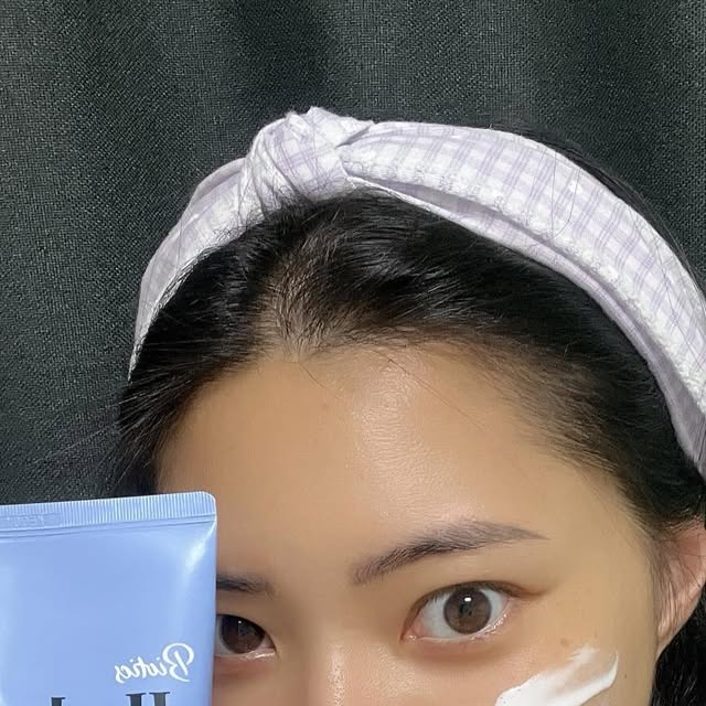 @mi.ju_n.ng on Instagram: "#광고 #evvora 
.
#바이오틱딥클렌징폼 

세안 후 당김없이 #촉촉한클렌징폼 찾다가 정착한 요 제품‼️

🫧 히알루론산+락토바실러스 발효 추출물
🫧 풍성 쫀쫀한거품 👉 모공 속 노폐물까지 부드럽게 제거

평소 메이크업을 진하게 하는 편은 아니지만
아이메이크업을 여러가지 하다보니
예민한 피부에도 자극없이 깨끗하게 클렌징 되는 제품을 찾고 있는 중에 #저자극클렌징 이 가능한 #이보라 #클렌징폼 을 만나게 됐어요

#히알루론산클렌저 라서 뽀득뽀득 씻기면서도
세안 후 당김없이 촉촉한 느낌이라
가볍게 스킨케어만 해주면 되서 정말 편해요 🫶

예민하고 민감한 피부까지 사용할 수 있는
순하면서도 세정력 좋은 #데일리클렌저 찾으신다면
이 제품 추천드릴게요‼️
.
.
#수분가득세안제 #클렌징 
#skincare #korean #skin #clensingfoam #clenser #dailyskinroutine #bioticshyaluron 
#협찬 #협찬모델"