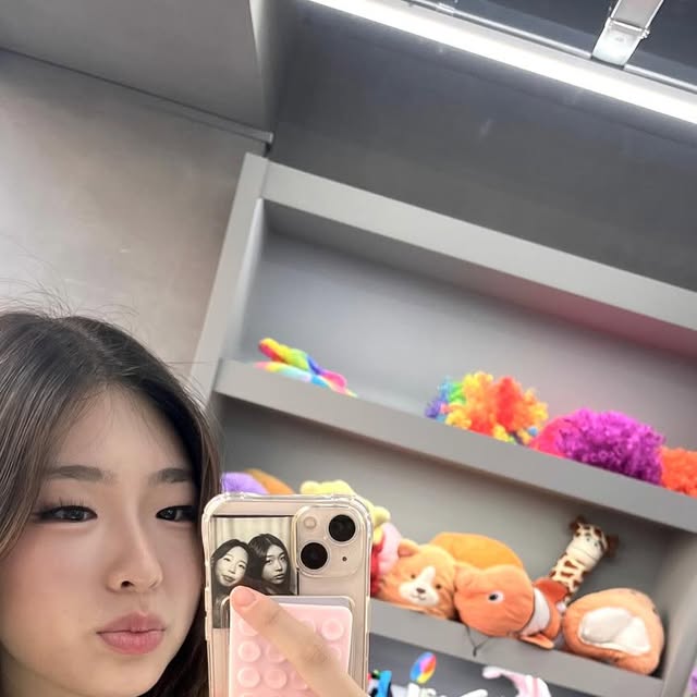 Selena on Instagram: "#sponsored 애교살 광인 홍주랑 블랑디바가 사고쳤다🥺🌸
애교살 전용 작은 팔레트라서 가지고 다니기도 편하구 애교살을 무에서 유로 창조해버림.. 쓰기도 너무 쉽고 색감도 너무 예쁜데 안살이유가 있아??!

@smokinghotvirgin X @blancdiva_official 🎨

#광고#애교살팔레트#통통한애교살#애교살메이크업#블랑디바#홍주공동개발"