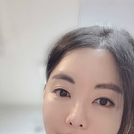 소녀의세계 on Instagram: "<꽃보라1924 브러쉬라이너>
.
꽃보라1924는 비건화장품으로도 유명하지만 눈화장 라인이 탄탄해서 아이메이크업 제품이 잘 나오는 브랜드에요~!
눈을 좀더 또렷하게해주는 라이라이너! 

투명메이크업에 자연스럽게 어울릴수 있는 부드러운 브라운 색상
데일리약속 메이크업에 포인트 있게 어울릴수 있는 다크 브라운
선명하고 또렷한 눈매 블랙

요 3가지 세트구성으로 사용했어요
어떤 색상이던 이질감이 느껴지지 않고 얼굴에 자연스럽게 어울려요

아이라이너 중에 제일 고퀄인 붓펜 라이너라서 굵기나 점도는 자유롭게 조절 가능하다는것!
워터프루프 기능은 기본탑재!

구매는 꽃보라1924 공식몰에서 하면 된답니다
.
.
.
.
.
.

#꽃보라1924
#비건화장품
#눈화장
#아이메이크업
#리퀴드아이라이너
#붓펜아이라이너
#워터프루프
#지속력"