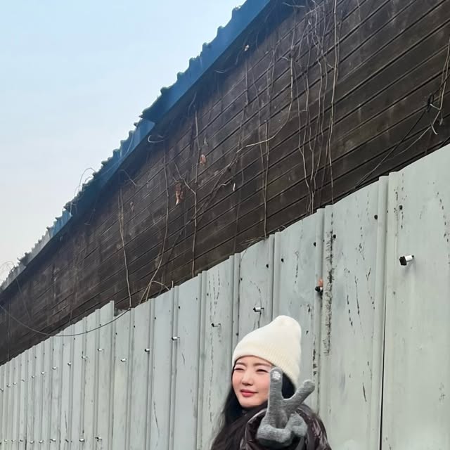 미리 on Instagram: "#광고
나도 있다, 초코 패딩 🍫
심지어 빛나.. 💫

과하지 않은 글로시라
캐주얼룩에도, 꾸안꾸에도 딱 좋은
비바브라운 85-VIVA046
요즘 제일 손이 가요 🤎"