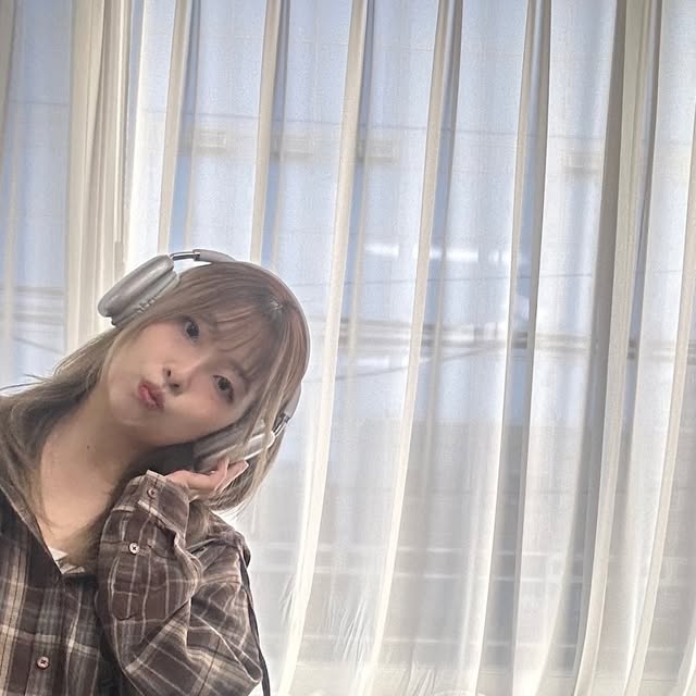 @long._.garden on Instagram: "#협찬 @vivabrown_official 휘뚜루마뚜루, 꾸안꾸로 딱인 체크 셔츠-!! 올해의 컬러가 모카브라운? 그럼 나도 브라운🤎 웜톤(봄웜갈웜)들에게 찰떡인 컬러👍 #비바브라운 #V