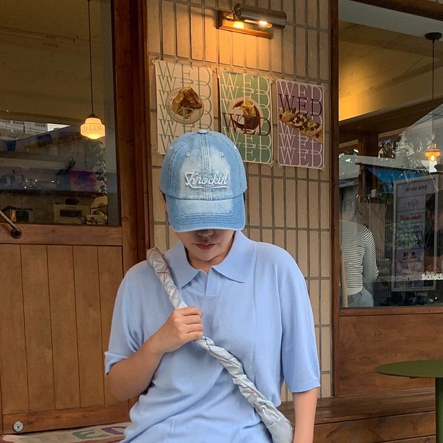 @silent__quiet on Instagram: "#광고 @1rony9orno_official

나 요즘 밝게 입어

패션브랜드 아이러니포르노
쿨니트 썸머 카라 니트 반팔 스카이블루

가벼운 중량감에 오픈 카라넥 형태로 편안한 착용감과 선명하고 스트릿한 컬러감으로 여름 코디 해보자

#아이러니포르노화이트라인#아이러니포르노#IRONYPORNO#IRONYPORNOWHITELINE#여름니트#니트#반팔티#티셔츠#니트반팔#무신사#Knit #남여공용 #니트 #니트반팔 #무신사 #데일리룩 #여름니트추천 #여름니트 #반팔티 #티셔츠 #쿨니트"