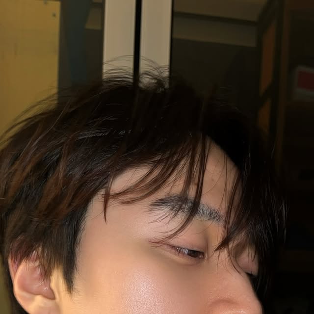 정 승환 on Instagram: "#광고 오후만 되면 축 처지는 머리, 왁스는 너무 떡져서 부담스러웠다면?

요즘 제 데일리템은 바로 After dawn 멀티 스타일링 크림이에요.
바르는 순간 은은하게 퍼지는 깨끗한 비누향에 살짝 포근한 우디 무드가 더해진 느낌.

크림 타입인데도 전혀 끈적이지 않고, 손에 잔여감 없이 산뜻하게 스며드는 사용감.

딱딱하게 굳지 않고, 결이 자연스럽게 살아나요.
부스스함은 정돈해주면서도 “원래 머릿결 좋은 사람” 같은 내추럴한 연출이 가능해요.

✔️ 얇은 모발이라 쉽게 축 처지거나, 직모라 볼륨이 금방 죽는 분들께 특히 추천해요.

@afterdawn.kr
#애프터던 #AFTERDAWN #멀티스타일링크림"
