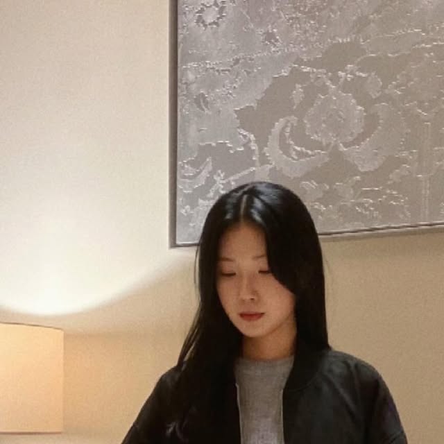 yyee.oonn on Instagram: "#광고
제가 너무나 좋아하는 베이직 자켓 맛집 스탠다드에러에서 
미니멀 투웨이 스웨이드 자켓 또 하나 수집했어요 🙉
소매와 밑단 밴딩으로 전체적으로 아방한 핏감이고 
귀여움과 힙함을 동시에 느낄 수 있는 남녀공용 자켓이에요 
얼른 날씨 풀려서 요거 단독으로 입고 돌아다니고싶다아 💕 
.
.
.
#스탠다드에러  #STANDARDERROR #남여공용자켓"