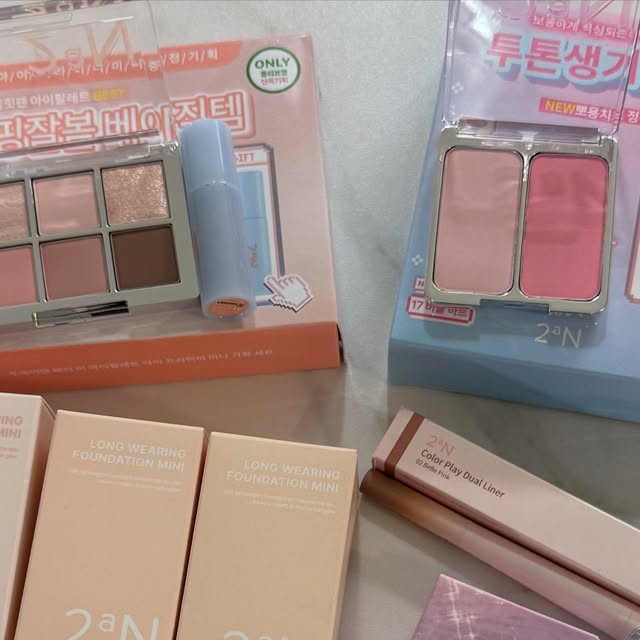 꽃송이🌷17년생 아들 22년생 딸 육아일상 on Instagram: "#광고

예린이도 이제 많이 컸으니 화장을 좀 제대로 해볼까 싶은데
오래된 화장품들만 잔뜩…큰맘 먹고 화장품 쇼핑 다녀왔어요😆

화알못 엄마도 쉽게 쓸 수 있는 투에이엔 제품들🩷

✔️롱 웨어링 파운데이션 미니 : 깨끗한 스킨톤의 파운데이션이라서
피부톤에 맞게 사용하면 되는데 저는 21호가 딱 좋더라구요
너무 매트한 제품은 선호하지 않는 편인데 밀착감이 좋아서 데일리로
사용하기 좋아요!

✔️퓨어글래시 하이라이터 : 맑고 투명한 타입의 하이라이터로 
텁텁함없이 매끄럽게 밀착되기 때문에 쉽게 사용할 수 있어요

✔️듀얼치크 : 부드럽게 발리는 텍스처로 손으로 슥슥 발라도
매끈하게 표현되고, 나에게 맞는 컬러로 믹스해서 다양하게 
연출할 수 있어요 

τнänκ чöü ᰔᩚ @2an_official 
.
.
.
#올영픽#올리브영추천템#올영필수템#러브버블컬렉션#롱웨어링파운데이션미니#컬러플레이듀얼라이너#화알못#꿀템"