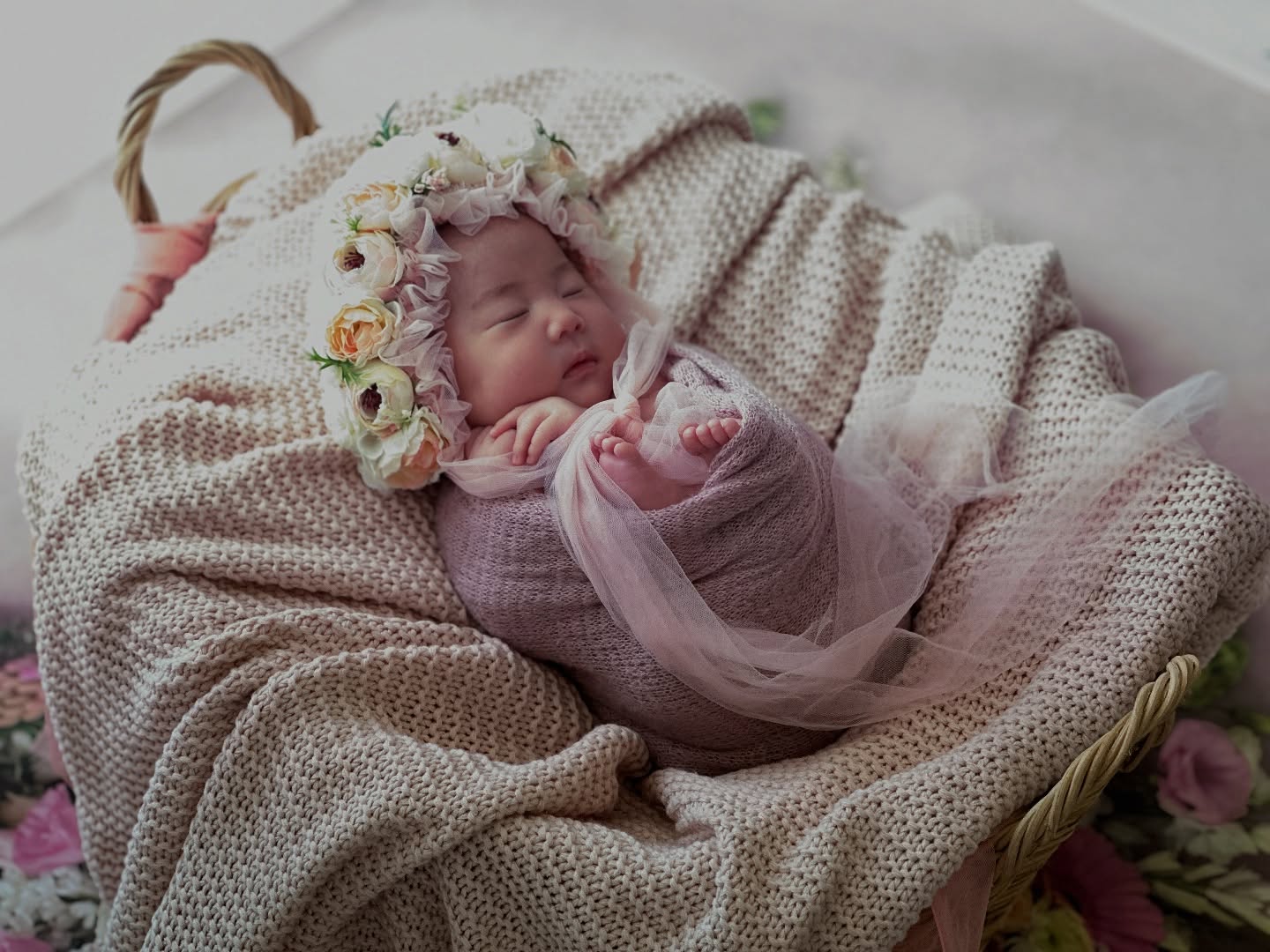 신생아 시절 지나가기전에 귀염뽀짝한 
우리 둥이들 모습 남겨놓기🥰

겨울에 태어난 우리 둥이들👶🏻

생후 한달 밖에 되지않은 아가를 데리고 
추운날 촬영장까지 가기는 어려울 거 같아서
미리 알아보고 신청한 출장 뉴본 촬영!!

네이버스토어로 촬영날짜 예약하고
여러가지 컨셉중에 둥이들에게 어울리는
컨셉을 정하기만하면 모든 준비는 끝난다ㅎ

촬영당일 사진작가님과 아이 전담 케어
이모님이 함께 오셔서 안전하고 꼼꼼하게
촬영을 진행해주신다^^

신생아 촬영이다보니 스피드는 기본!
둥이들을 잘 달래가며 이쁘게 사진을 남겨주시는데
모든 컷이 마음에 들어서 원본도 받기로 했다^^

아직 촬영본이 도착하지 않았지만
폰으로 찍은 사진도 넘 만족!!

전문 사진기사가 찍어준 둥이들 모습은
얼마나 더 이쁠까><
1주 뒤에 받는 사진이 기대되는중 !

셀프로 했으면 이런 고퀄리티 결과물이
나오지 않았을텐데..
처음 경험해본 출장촬영은 정말 만족스러웠다ㅎㅎ

신생아를 데리고 촬영장이 가기 걱정되거나
조리원, 병원 연계로 비용이 부담되거나
둥이를 출산해 이동이 어려운 부모들에게
’파란바람’ 촬영업체를 적극 추천해본다^^

#본아트뉴본촬영
#신생아촬영
#뉴본출장촬영
#신생아그램
#쌍둥이그램
#아기성장기록
#아기성장촬영
#파란바람
