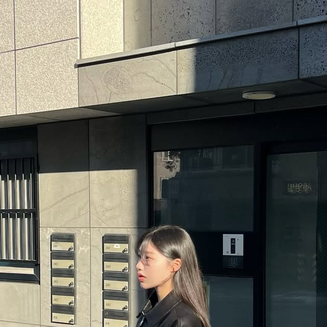 별하나 ✨ on Instagram: "[스탠다드에러]
87-STAN009 [리뉴얼] 스탠다드 블루종 스웨이드 자켓_크랙블랙

소재
ㄴ POLYESTER 100%
ㄴ 클래식한 카라넥
ㄴ 2WAY 지퍼로 다양한 연출 가능
ㄴ 소매와 밑단 밴딩으로 안정감있는 핏감
ㄴ 원단 표면에 빈티지한 크랙 효과 구현
ㄴ 루즈~오버핏으로 제작

[비바브라운] 
85-VIVA007/008 커브드 숏 스웨이드 _화이트

소재
ㄴ POLYESTER 100%
ㄴ 하이넥 카라넥
ㄴ 2WAY 지퍼로 다양한 연출 가능
ㄴ 소매와 밑단 밴딩으로 안정감있는 핏감
ㄴ 커브드 절개 포인트
ㄴ 크롭 기장 자켓
.
.
.
.
.
.
:
#03 #04 #데일리코디 #블루종코디 #스탠다드에러 #비바브라운 #라이더자켓"