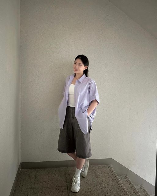 𝓂𝒾𝓃𝑔𝒿𝓊 on Instagram: "#광고 #아이러니포르노 코튼 100% 수지 가공으로 만들어진 시티보이 셔츠..! 탄탄하고 안정감 있는 오버핏과 후면의 핀턱 주름으로 포인트까지 챙긴 ‘아이러니