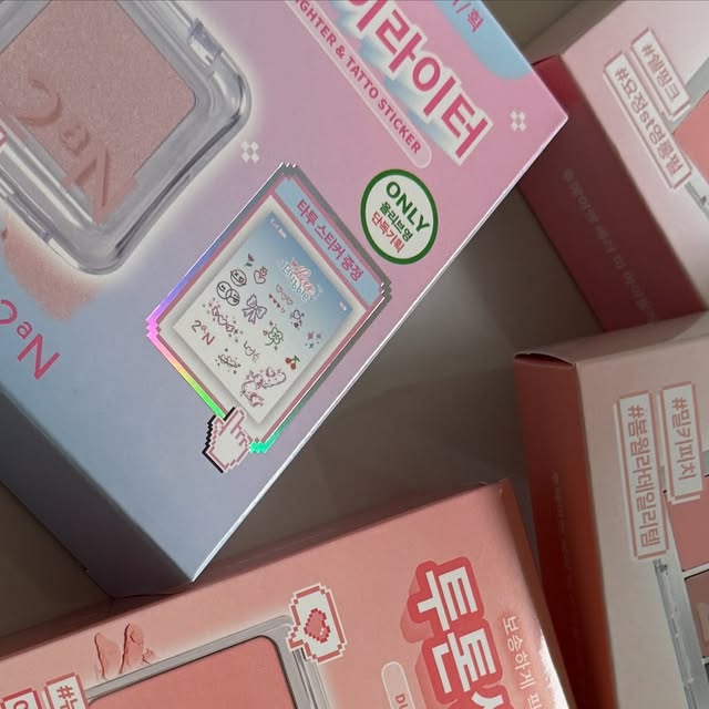 망구의하루 on Instagram: "#광고 #협찬

이번 8월 올영픽 추천템은 바로 ✨투에이엔 신상✨
직접 사용해본 롱 웨어링 파운데이션 
미니랑 퓨어 글래시 하이라이터, 
그리고 듀얼치크까지 소개할게요.❤️

✔ 롱 웨어링 파운데이션 미니 → 
파우치에 쏙 들어가는 미니 사이즈! 한 겹만 발라도 피부에 매끈하게 밀착돼서 여름철 수정용으로 딱이에요.
✔ 퓨어 글래시 하이라이터 → 
자연스러운 광채 피부 연출할 때 최고. 얼굴이 확 살아나요.
✔ 듀얼치크 → 
두 가지 톤이 들어있어 그날 메이크업 무드에 맞춰 활용 가능해서 가성비 굿 👍

게다가 이번 달 신제품인 러브 버블 컬렉션(6종), 
플레이 듀얼 라이너(5종) 올리브영 매장에서 확인할 수 있어요! 💕

올리브영 매장에서도 구매 가능하니 올여름 
메이크업은 투에이엔으로 준비해보세요 🌸

#올영픽 #올리브영추천템#러브버블컬렉션 
#롱웨어링파운데이션미니 #컬러플레이듀얼라이너"