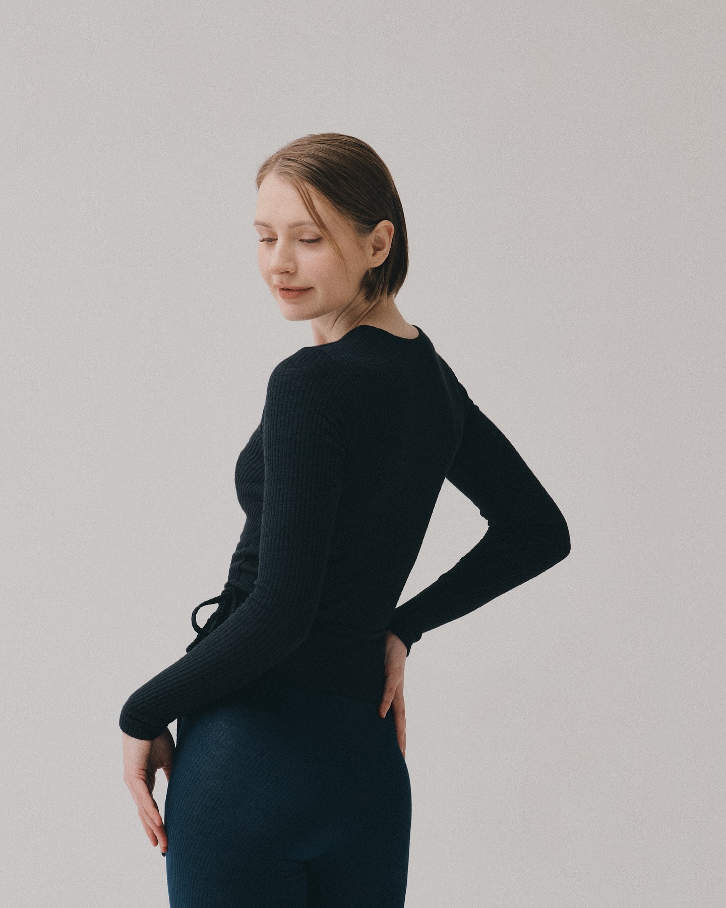 댄스웨어 룩북 촬영 for smk_dancewear 

단발은 룩북 촬영에서 정말 편리한 헤어스타일이에요. 머리가 엉키지 않고 손질도 빠르게 끝낼 수 있어서 바쁜 촬영 현장에서 시간을 절약할 수 있죠. 앞뒤 모든 각도에서 의상의 디테일을 선명하게 보여줄 수 있어 옷의 매력을 극대화하기에도 완벽해요. 또한 단발은 세련되고 현대적인 느낌을 더해 촬영 이미지와도 정말 잘 어울립니다 🙋🏼‍♀️👯‍♀️

이번 촬영에서는 단발머리에 완벽하게 어울리는 메이크업을 완성해 주신 seulgidog 님 덕분에 더욱 빛날 수 있었어요!🫶🏻

촬영문의 DM으로 해주세요

.
.
.
#외국인모델 #외국인여자모델 #외국인 #외국모델 #모델 #model #촬영 #촬영문의 #모델문의 #모델사진 #일반인모델 #광고모델 #여자모델 #패션모델 #뷰티모델 #룩북모델 #스포츠모델 #쇼핑모델 #피팅모델 #의류모델 #화장품모델 #가방모델