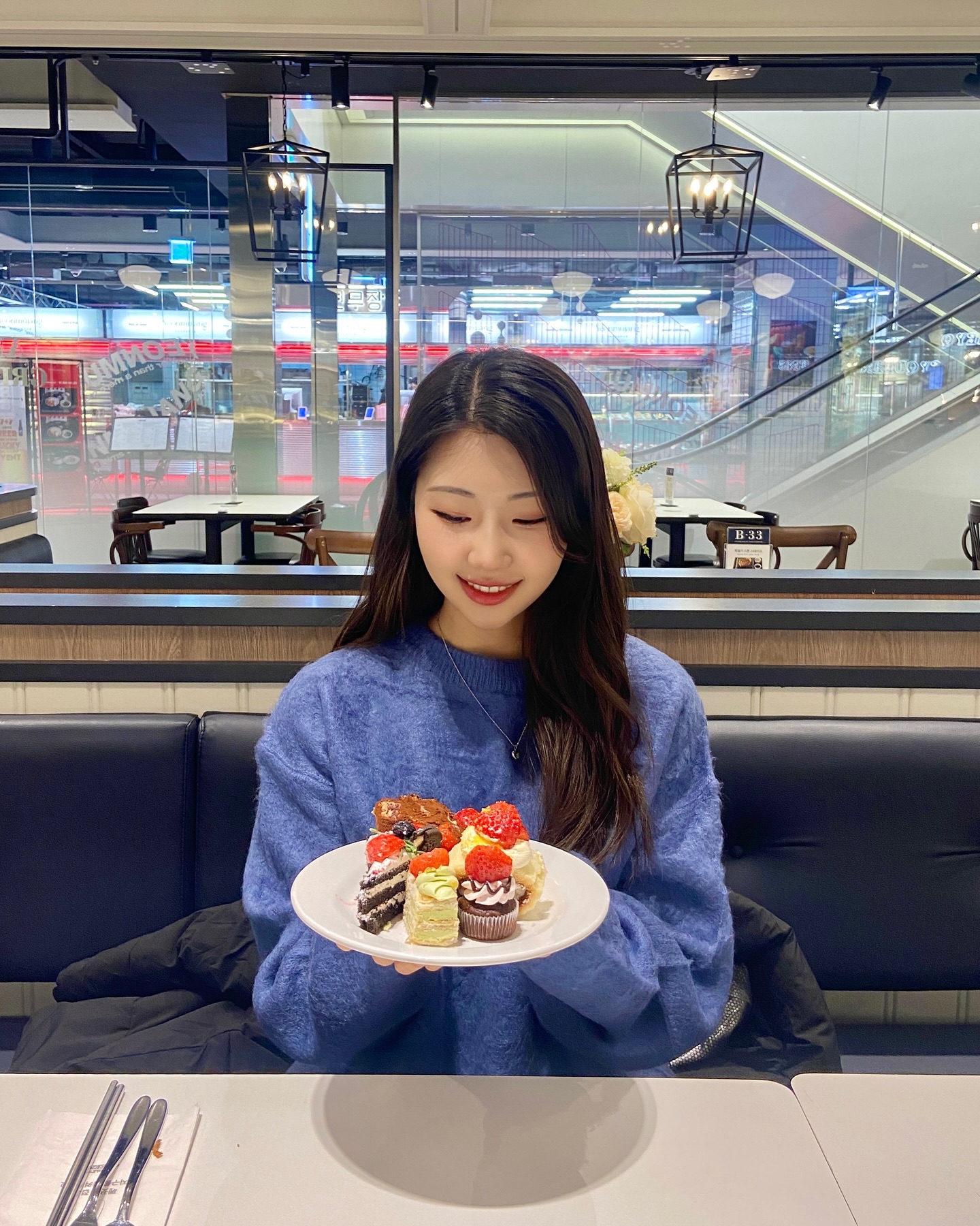#협찬

최근 다시 뜨고있는 애슐리퀸즈🍓
딸기와 초콜릿의 만남으로 더 달콤하게 돌아온 애슐리퀸즈 딸기 축제를 미리 만나보고 왔어요

2월 6일에 전매장에 출시되고 시즌 한정! 1인당 2만원대로 즐기는 무제한 딸기라니 저같은 자취생들에게 최고라구요,,,🍰

저는 애슐리퀸즈 던던 동대문점 이용했고 다 먹고 나올때는 웨이팅도 있더라구요! 동대문 맛집으로 추천드려요😘

자세한 메뉴 정보 및 제공 타임은 애슐리 홈페이지 및 인스타그램 your_ashley 에서 확인하세요

.

.

your_ashley 
#애슐리퀸즈 #애슐리 #신메뉴 #베리스위트러브 #애슐리퀸즈딸기시즌 #이슐리퀸즈딸기축제 #딸기뷔페 #딸기디저트맛집 #딸기케이크 #애슐리퀸즈신메뉴