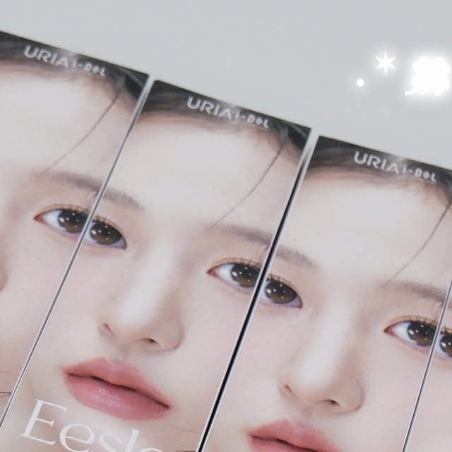 ⋆⑅˚OH옹₊ ♡ on Instagram: "#광고 @i_dollens 👀🪽

아이돌 렌즈 신상 출시 ⑉♥
Eesle 이슬 원데이 컬렉션 🫧

아웃라인 링이 눈동자의 윤곽을 잡아주고
빛을 머금은 듯한 홍채 표현을 연출해줘요 ‧˚₊*̥‬ 

B.C 8.7 / DIA 14.2mm / G.DIA 13.3mm
Water 48 % / 1DAY 4color ⌒♡｡．

✨ 코코아 한 방울을 더한 차분한 Soonsu Brown 순수 브라운
✨ 올리브&웜베이지가 어우러진 Butter Brown 생기 브라운
✨ 나른한 애쉬 그레이 Mua Gray 무아 그레이
✨ 투명한 결이 감도는 블루 그레이 Blur Gray 블러 그레이

#아이돌렌즈 #렌즈 #아이돌 #원데이렌즈 #뷰티
#이슬 #원데이이슬 #아이돌렌즈이슬 #원데이렌즈추천"