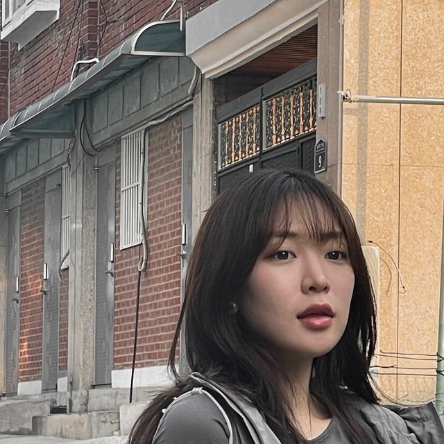 Grace 김민지 on Instagram: "@1rony9orno_official 

덥다더워 지구종말이다🧨

요즘 날씨에 아우터 걸치기 어려울 때
캐쥬얼하게 다양한 스타일로 매치 가능한
요런 후드 집업 조끼 어떠한가..🫶🏻

#아이러니포르노화이트라인  #아이러니포르노 #남여공용  #후드조끼 #나일론셋업 #무신사 #데일리룩 #조끼추천 #여름조끼 #Vest"