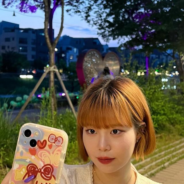 조찬아 🐆 on Instagram: "#광고 #협찬 

.
.

🎀 크레파스소녀 케이스 🎀

따스워지는 봄날씨에 맞춰 기분 전환으로 
케이스도 필수로 바꿔야 하는데요
#크레파스소녀케이스 같은 경우에는
크레파스로 그린 듯한 느낌의
아기자기한 디자인이 흔하지 않아 
질리지 않더라고요 :)

매번 케이스를 바꿀 때마다
잘 안 끼워져서 힘으로 막 끼고는 했는데
이번 케이스는 유연한 재질로 끼고 빼기 편하고
테두리가 완벽 보호되어
전혀 폰에 무리가 가지 않고 보호해 준다는 점 !

릴스, 틱톡, 숏츠를 쉽게 볼 수 있게
가로, 세로로 폰을 세울 수 있어
손이 자유로워져서 훨씬 편했습니다 ✨

크레파스소녀뿐만 아니라 소년 버전도 있던데
커플 케이스로도 너무 귀여울 것 같은
@noo.cases 의 짧은 실제 사용 후기였습니다

#귀여운케이스 #귀염뽀짝케이스 #힙한케이스 #아이폰케이스 #거치대케이스 #손이자유로운케이스 #아이폰14프로케이스 #아이폰15케이스 #파스텔케이스 #봄케이스 #거치대케이스 #아이폰거치대"