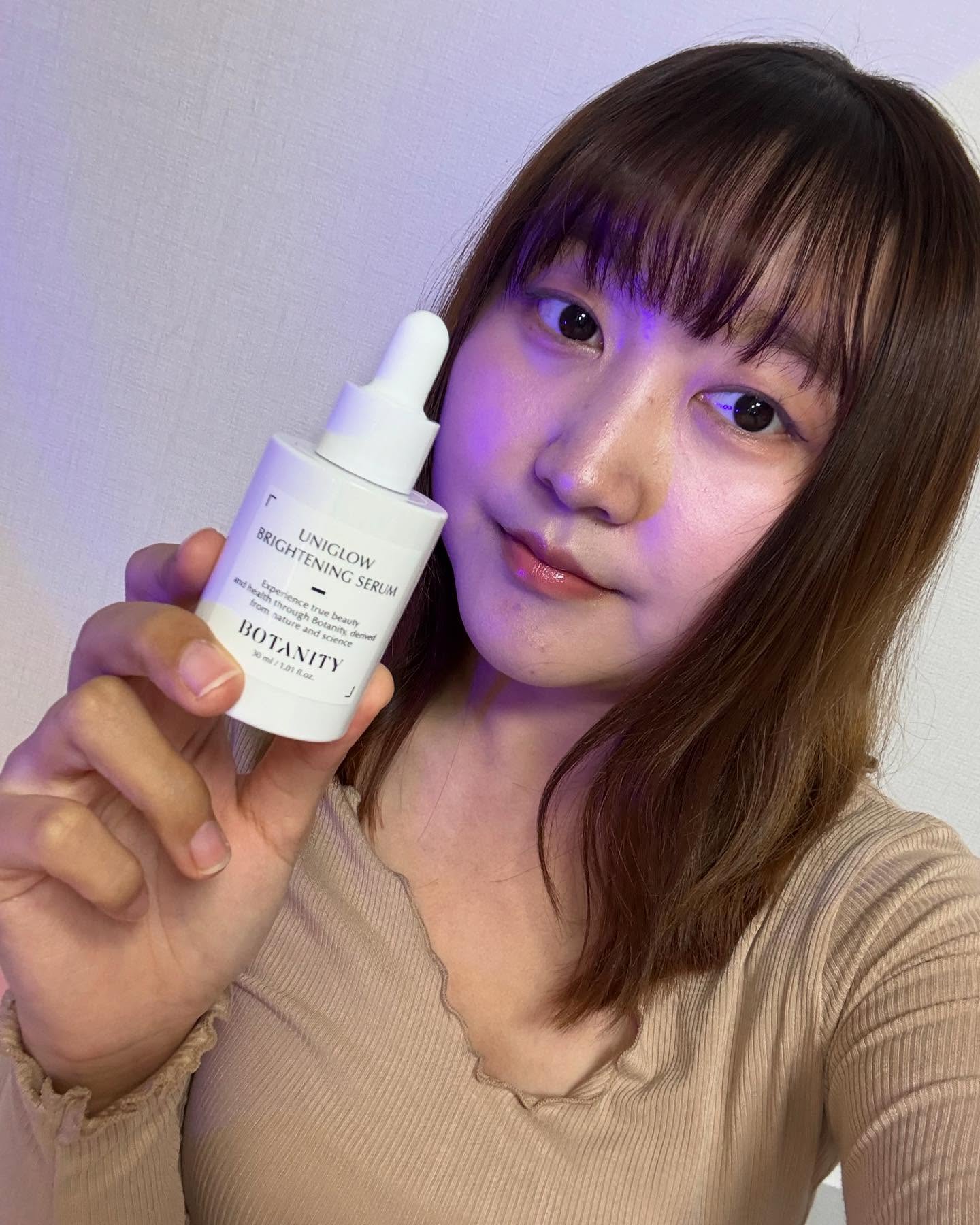 #광고 <보타니티 유니글로우 브라이트닝 세럼>
미백에 관심이 진짜 많은데 데일리로 쓰기 좋은
미백 세럼 가져왔어요🤍
보타니티의 유니글로우 브라이트닝 세럼인데요! 
이 제품은 피부 톤과 안색을 결정짓는 멜라닌을 집중 티켓팅해서
멜라닌 생성을 억제해주고 기미, 색소침착 완화 , 피부톤 개선까지 토탈 케어가 가능한 제품이에요 
그리고 프리미엄 알로에와 브라이트닝 성분이 시너지를 내서 특허 받은 유니글로우 성분에
‘액티브 알로에’ 를 적용해 즉각적으로 느껴지는 보습감과
피부 속부터 생기 있게 차오르는 깨끗한 광채를 선사해준다고
해요 
인체적용시험으로 입증까지 받았다고 하니 더욱 믿고 
쓸 수 있었어요^^
제가 써보니까 순하고 무향이라 거부감도 없고
저처럼 기미가 고민이신 분들이나
피부 톤이나 안색이 고민이신 분들은 꼭!! 써보셨으면 좋겠어요🤍

#15그램 #15그램뷰티 #15그래머 #보타니티 #BOTANITY #보타니티세럼 #특허유니글로우 #유니글로우세럼 #보타니티미백세럼 #잡티세럼 #톤업세럼 #브라이트닝세럼 #맑은광톤업세럼 #미백세럼추천
