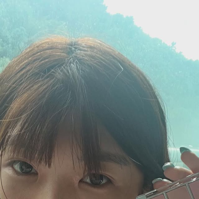 Lucia on Instagram: "#광고 

올리브영에서 제가 제일 좋아하는 2AN제품들 구매했어요!

제가 구매한 틴트는 글레이즈 바운싱 틴트 15호 피치버블과 16호 슈가버블이에요!
제가 메이크업 완성한 첫샷을 보시면 아실 수 있듯이 청순한 예쁜 틴트에요! 착색도 진하지 않게 부드럽게 남는 편이랍니다!

투에이엔의 배러 미 아이 팔레트는 16호 버블캔디를 구매했어요!
자세히 실물 보여드리고 싶은데 핑크색 글리터가 진짜 엄청 영롱해요! 자글자글 예쁜 빔이 매력적이랍니다!

듀얼 치크는 16호 핑크 텐션과 17호 버블 하트를 구매했어요! 청순한 하이틴 소녀가 떠오르는 색상으로 발색력이 너무 좋아요! 부러시로 1-2번만에 수채화처럼 물들 듯이 발색된답니다!

퓨어 글래시 하이라이터도 이번에 새로나온 슈가 베일을 구매했어요! 외국 하이라이터처럼 발색하자마자 은은하면서 확실한 광이 나와서 진짜 대만족스러웠어요!

컬러플레이 듀얼라이너 1,2,3,4호 전 색상과 롱웨어링 파운데이션 20호 복숭아 구매했어요!
파운데이션은 피부에 밀착감 좋게 쫀쫀하고 복숭아처럼 맑은 핑크베이스라서 피부 자체를 상당히 예뻐보이게 해줘요~~

이번 러브 버블 컬렉션은 수채화 같은 맑은 발색감에 피부에 착 달라붙는 부드러운 핏감을 가진 느낌이 들어요! 
아이섀도우의 글리터는 언제나처럼 영롱하고 반짝거려요!
너무 예뻐서 친구들한테도 소개하고 자주 파우치 안에 두고 쓸 거 같아요!

데일리로도 꾸미고 싶은 날에도 좋은 러브 버블 컬렉션 모두 올영에서 만나보아요~~

Cosmetics : @2an_official 

#올영픽 #올리브영추천템 #올영필수템 #러브버블컬렉션 #롱웨어링파운데이션미니 #컬러플레이듀얼라이너"
