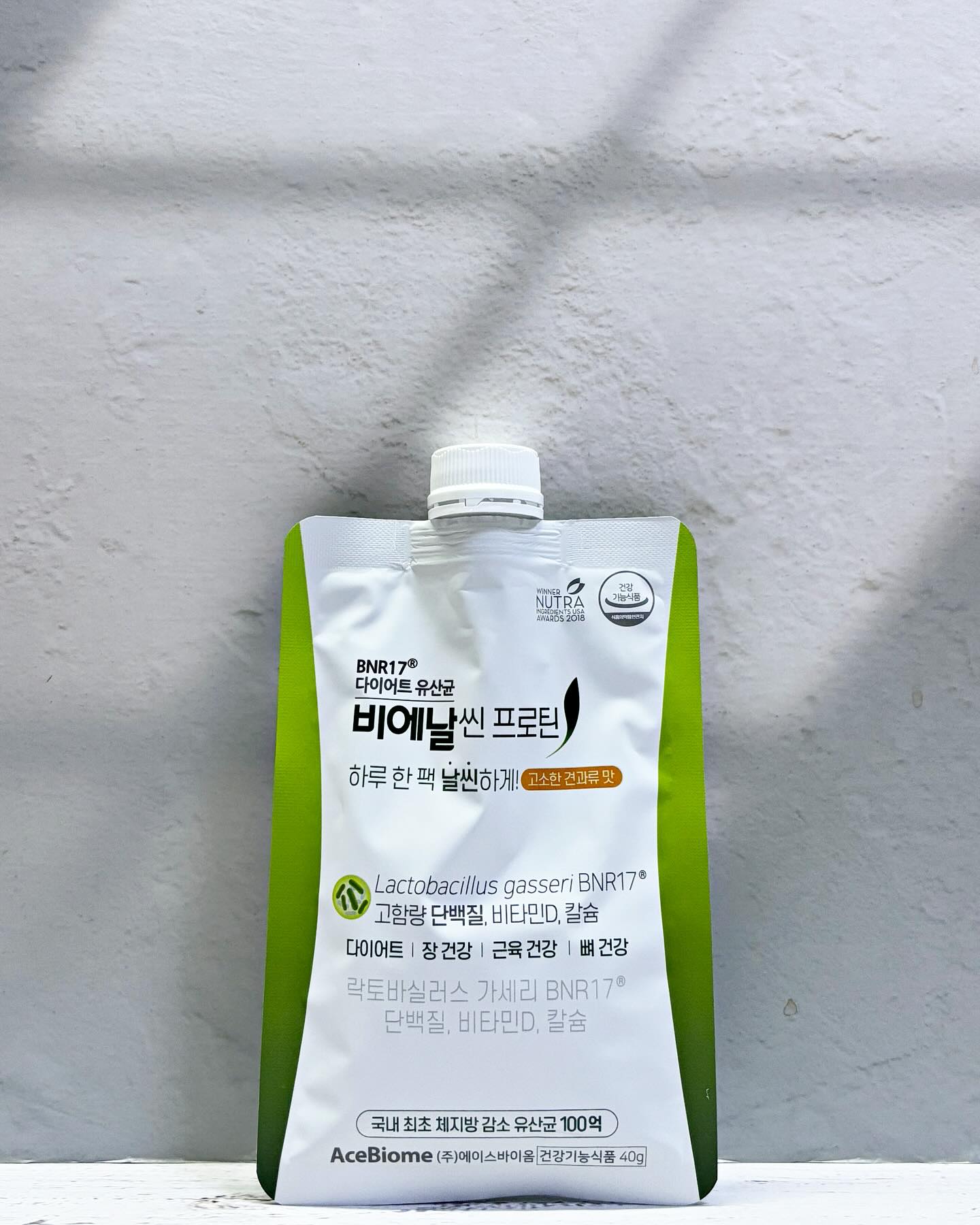 #광고 acebiome_official
몸을 위해 챙거먹는 것도 
한 번에 여러 개를 챙겨먹어야 한다거나
섭취 방법이 귀찮으면 안 먹게 되더라고요.
그런데 비에날씬 프로틴은
그런 단점이 전혀 없어 잘 먹고 있어요!

비에날씬 프로틴은 근육 건강, 다이어트, 장 건강,
뼈 건강 등을 한 번에 관리할 수 있는 건강기능식품인데요.
체지방 감소에 도움이 되는 
유산균 락토바실러스 가세리 BNR17 100억마리와
9가지 필수 아미노산을 함유한 고함량 단백질,
그리고 뼈 건강을 위한 비타민 D와 칼슘이
하나에 골고루 들어가 있는…그저 빛…

고소한 견과류 맛으로 
호불호 없이 누구나 좋아할 것 같아요.
취향에 따라 진하고 꾸덕하게 먹거나
혹은 반대로 연하게 마실 수 있는데
저는 둘 다 먹어봤는데 다 너무 맛있더라고요 :)

물, 우유, 두유 등 취향에 따라
선택해서 드시면 되는데요.
보통 이런 류들은 물에 타먹으면 맛이 없는데
저는 물로 타먹어도 맛있어서 이 점이 제일 좋은 것 같아요!
1일 1회, 하루 한 팩씩 섭취해주면 끝이랍니다?

건강하고 지속적인 다이어트를 원하시거나
근육 건강을 챙기시는 분.
혹은 둘 다 한 번에 챙겨보고 싶으신 분이라면
정말 비에날씬 프로틴 추천드려요 :)

#비에날씬 #비에날씬프로틴 #다이어트유산균 #다이어트프로틴 #에이스바이옴
#건강한다이어트프로틴 #프로틴추천 #BNR17 #락토바실러스가세리bnr17
