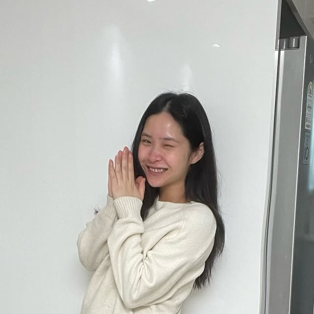 Lee Jenny | 이제니 on Instagram: "D-22👶🏻 Posting after a long time! 😋 오랜만에 포스팅 해보아용😋 Since I didn’t have any jeans that fit during pregnancy, I’ve been wearing sweatpants all the time. But recently, I found a