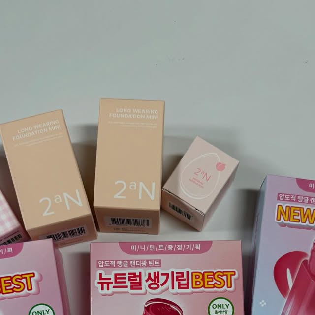 식단이중요하디 on Instagram: "#광고#올영픽#올리브영추천템#올영필수템#러브버블컬렉션#롱웨어링파운데이션미니#컬러플레이듀얼라이너

올리브영 할인하길래 갔다가
#투에이엔 #러브버블컬렉션 이 새롭게 출시되었다길래
신나게 Getget!!

✔️글레이즈 바운싱 틴트 슈가버블 16 요건 신제품💕
✔️글레이즈 바운싱 틴트 피치슈 04
✔️글레이즈 바운싱 틴트 버블리 05
✔️글레이즈 바운싱 틴트 캔디 츄 09

틴트를 사려니 미니 틴트를 3개나 낑궈넣어주심🫶

✔️듀얼치크 핑크텐션 16
요건 신제품💕

✔️투에이엔 컬러 플레이 듀얼 라이너
  01 허니피치
  03 타로버니
  앞뒤로 두께가 달라서 눈밑 눈꼬리 눈두덩이 다 사용가능👍

✔️롱 웨어링 파운데이션 미니
  20호 복숭아
  21호 아이보리 까지 사용해봤어요!
19호도 있지만 너무 밝아서 패쑤!

색감 진짜 너무 잘뽑았고
특히 바운싱 틴트 미쵸씀 
반딱반딱 빛나고 글로시하며 색감 뽐내는게 아주 매력적🫶

할인할때 꼭 구매해서 사용해보세요!
가성비 끝판왕인데 너무 추천쓰❤️
이거 말고도 좋은 제품 너무 많은데 더 못산게 함정이예요~"