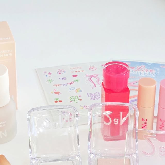 하니 on Instagram: "#광고
8월 올영픽 추천템!!!!
🛍️올리브영을 탈탈 털어오게 만드는🛍️
🩷투에이엔 러브 버블 컬렉션🩷

기존에두 잘쓰고 있어서
색상별로 쟁여둔
💄글레이즈 바운싱 틴트💄
15호 피치버블
16호 슈가버블

각각 다른 색감으로
아이, 치크까지 다 활용할 수 있는
🩷듀얼치크🩷
17 버블하트

펄감 진짜 어나더 레벨인
🤍퓨어 글래시 하이라이터🤍
 IV01 슈가 베일 까지👍

진짜 괜히 색조맛집 #투에이엔 이라고 하는게 아님!
색감도 넘나리 잘 뽑아내고
발색까지 완벽 그 자체😆


함께 컬렉션으로 모아두기도 좋은
2aN 라인들🥰

💛롱 웨어링 파운데이션 미니
19호 페일베이지, 20호 복숭아

❤️컬러 플레이 듀얼 라이너
01 허니피치
03 타로 버니 
05 팝핑 베리

🤍퓨어 글래시 하이라이터🤍
프로스티까지~

올리브영추천템과 함께
당분간 메이크업하는 즐거움을 느낄 수 있을 듯😉🫶
.
.
.
.
.
.
.
.
.
#올영픽 #올리브영추천템 #올영필수템 #러브버블컬렉션 #롱웨어링파운데이션미니 #컬러플레이듀얼라이너 #2an #makeup #basemakeup #lipmakeup #eyemakeup #하니뷰티"