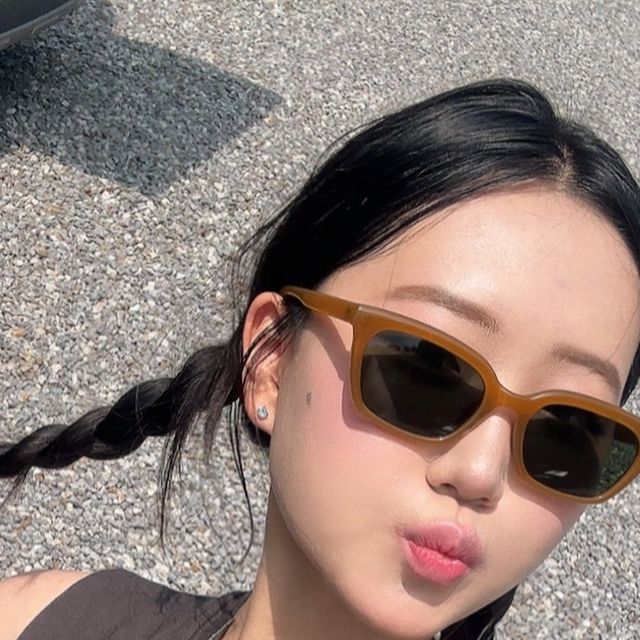 수정 on Instagram: "#협찬 #제품제공 색도 예쁘고 프레임도 예쁜 선글라스 ☀️ 🕶️ @gguba_official 🟤 EASILYㆍBROWN #06 #선글라스추천 #선글라스 #여름 #여름코디 #패션코디 #나시 #나시코디"