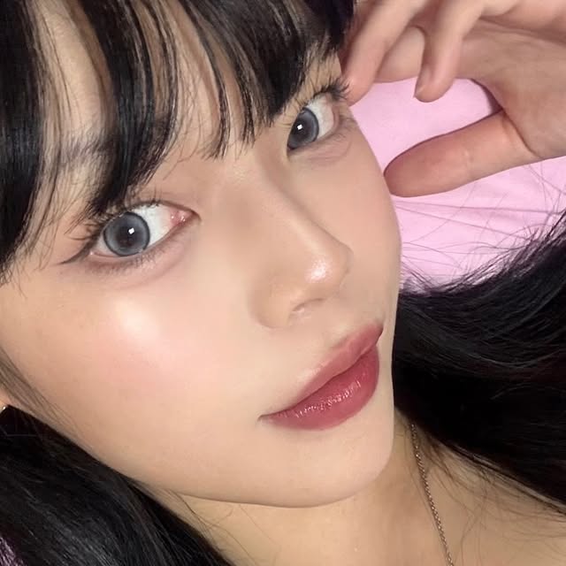 ˚⋆ ̥✩ ⋆⁺₊⋆ᙏ̤̫ 허진희˚⋆ ̥✩ ⋆⁺₊⋆ on Instagram: "#제품제공 
@ololalens_kr

오늘부터
나는 고양이야! 🐈

아이디프 IDIFF 🐱미유 MEOW
버만 그레이 🩶
아비 브라운 🤎

MEOW 컬렉션 10종 런칭으로
저는 버만 그레이와 아비브라운을 착용해봤습니다!

버만 그레이와 아비브라운은
홍채 결을 살린 유니크란 색감으로
고양이들의 눈동자같은 느낌을 들게 해주더라구요

착용감도 너무 편안했습니다 :)

• 한 달용, 원먼스, 1MONTH
• 0.00 ~ -8.00
• 14.5 mm
• 13.6 mm
• 8.6
.
.
.
.
.
#아이디프 #오로라렌즈 #미유 #미유렌즈 #고양이렌즈 #IDIFF #OLOLALENS  #버만그레이 #홍채결디자인 #시스루레이어링 #홍채렌즈 #그레이렌즈 #한달용렌즈 #원먼스 #1MONTH #GRAYLENS #MEOW #BURMANGRAY #고양이눈렌즈 #블루그레이 #브라운렌즈"