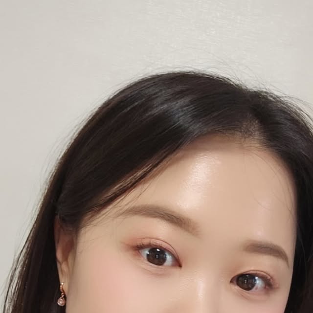 장햅삐의 관심사 on Instagram: "#광고
여러분 인제 장혜민하면 투에이엔 이다..ㅋㅋㅋㅋㅋㅋㅋ
라고 할 정도로 많이 나오죠 ㅋㅋㅋㅋㅋㅋㅋㅋㅋㅋ
근데 나 투에이엔 진짜 찐팬이얌...!!!

진짜 여러분들이 계속봐서 언제 올영갔는데 이걸 봤다? 
"이거 장혜민이 소개했던 거잖아 안좋기만해봐라 하고 테스트했는대 뭐야 장혜민 이런거 썼어?? 나도 하나 써야겠다 하고 장바구니에 쏙~"ㅋㅋㅋㅋㅋㅋ
소설 장인.ㅋㅋ

근데 내가 빈말하는게 아니라 많은 유튜버 분들도 요 투에이엔 제품을 정말 잘 쓰시고 계시고 메이크업원장님들도 가지고 있을 정도로 진짜 좋은제품이란말이예요!!
한달 중 20일은 투에이엔 제품으로 화장을 하는데 어쩜 다 하나같이 버릴게 없는지...박수보내요..ㅋㅋ

이번에 새로 나온 투에이엔 포켓 코튼 블러링 스틱 / 글레이즈 바운싱 틴트가 정말 인기 많던데 제가 틴트는 다음번에 데리고 오고 이번엔 스틱으로 화장 한번 해보겠어요 ㅎuㅎ

이번 블러링스틱이 자꾸 손이 가는게 여름이라 땀이 많이 나더니 촉촉하니까 머리카락이 자꾸붙길래 이젠 블러리하게 해야겠다 했는데 딱이더라구요! ㅎㅎ
여러분들도 편하게 화장할려면 필요하실 수도 키키
그리고 하이라이트는 모든화장의 꽃인데 엄청 큰것도 부담이 될때가 있고 근데 이건 작게 근데 오래씀..이건 참 굿아이디어!!
팔레트는 말해뭐해..두말하면 입아플정도로 버릴컬러없이 너무 이쁘게 조화롭게 나옴!!
다음엔 어떤 투에이엔 제품을 보여줄지 ㅎㅎ
신상이 기대됑 ㅎㅎ

#투에이엔 #블루밍가든 #올영추천#봄웜 #봄웜라 #듀얼치크 #하이라이터 #2aN #4월추천템 #4월 #메이크업 #봄 #하이라이터 #치크 #치크추천 #하이라이터맛집 #블러셔맛집 #블러셔 #데일리 #일상 #메이크업추천 #봄과여름사이 #봄과여름 #그어딘가"