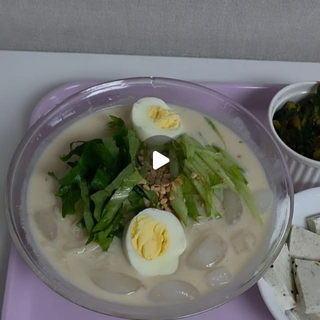 kim ji hyun on Instagram: "#광고 날이 더워지니까 시원한 콩국수가 땡겨서 맛있게 먹었어요. [경상두부] 미가 진한콩물 1리터 2병(5~6인분), 생소면(6인분), 검은깨 두부 1팩 특별한 비법도 꾸밈도 없